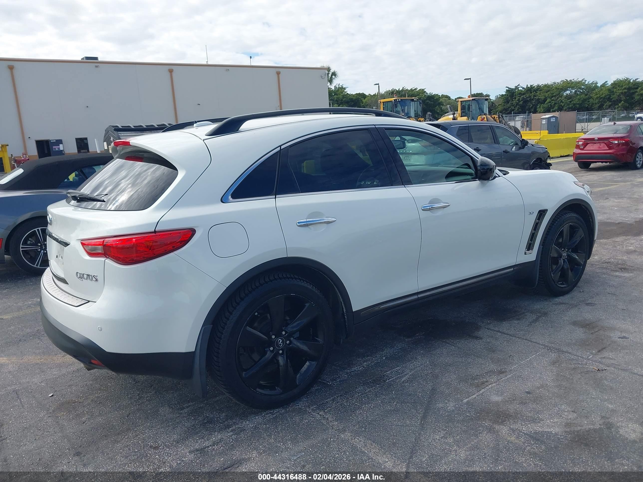 INFINITI QX70 image 4