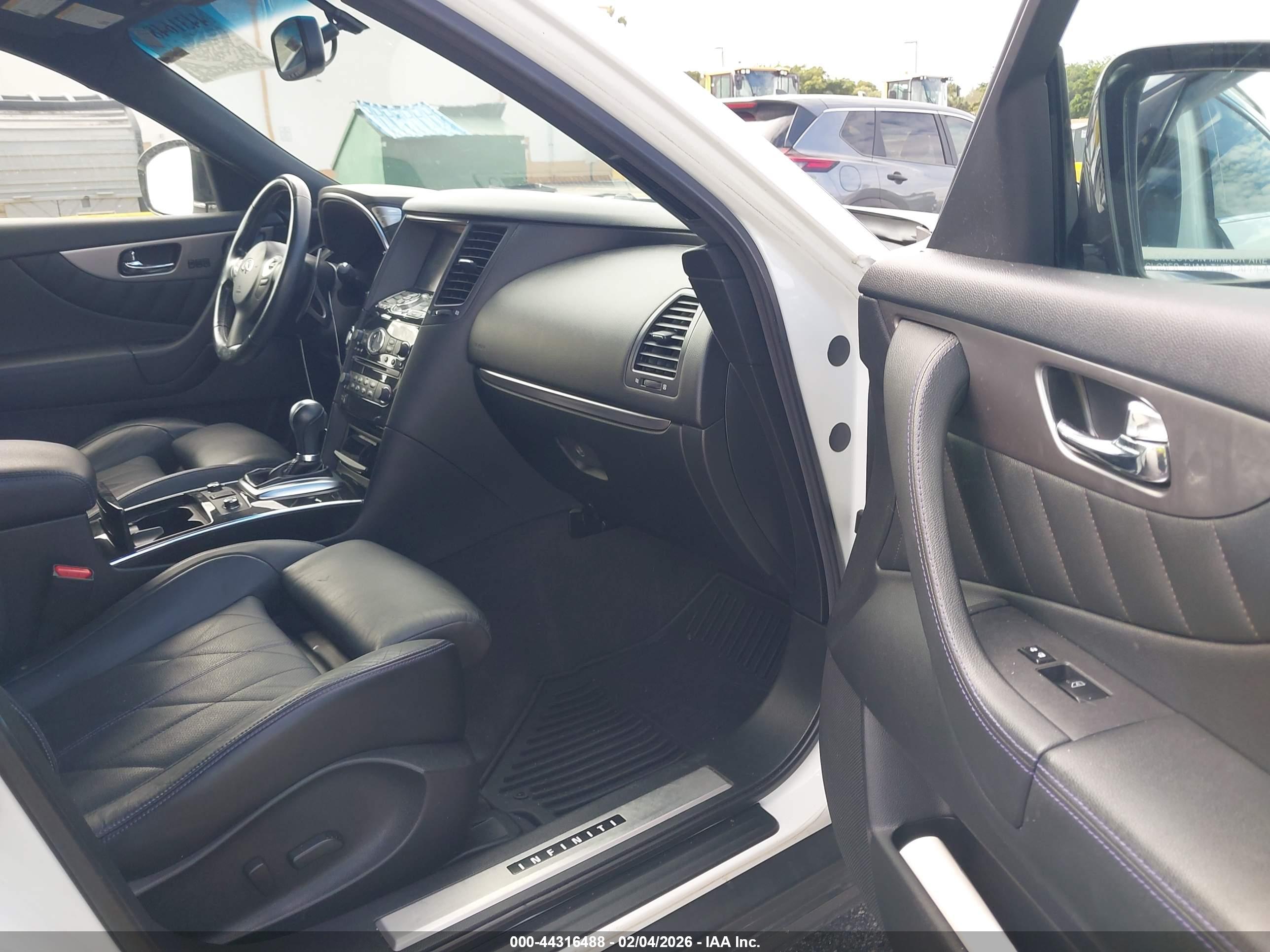 INFINITI QX70 image 5