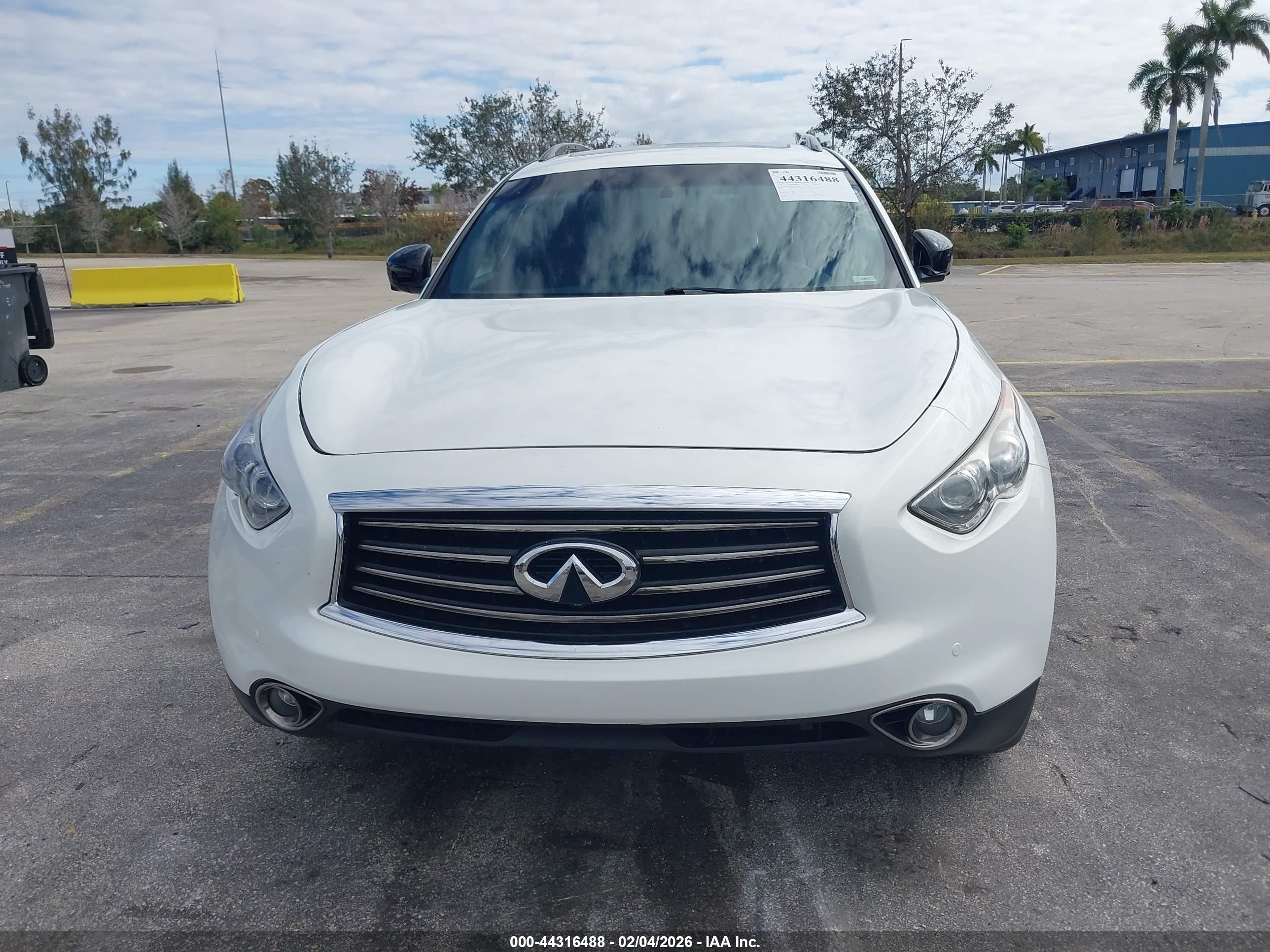 INFINITI QX70 image 6