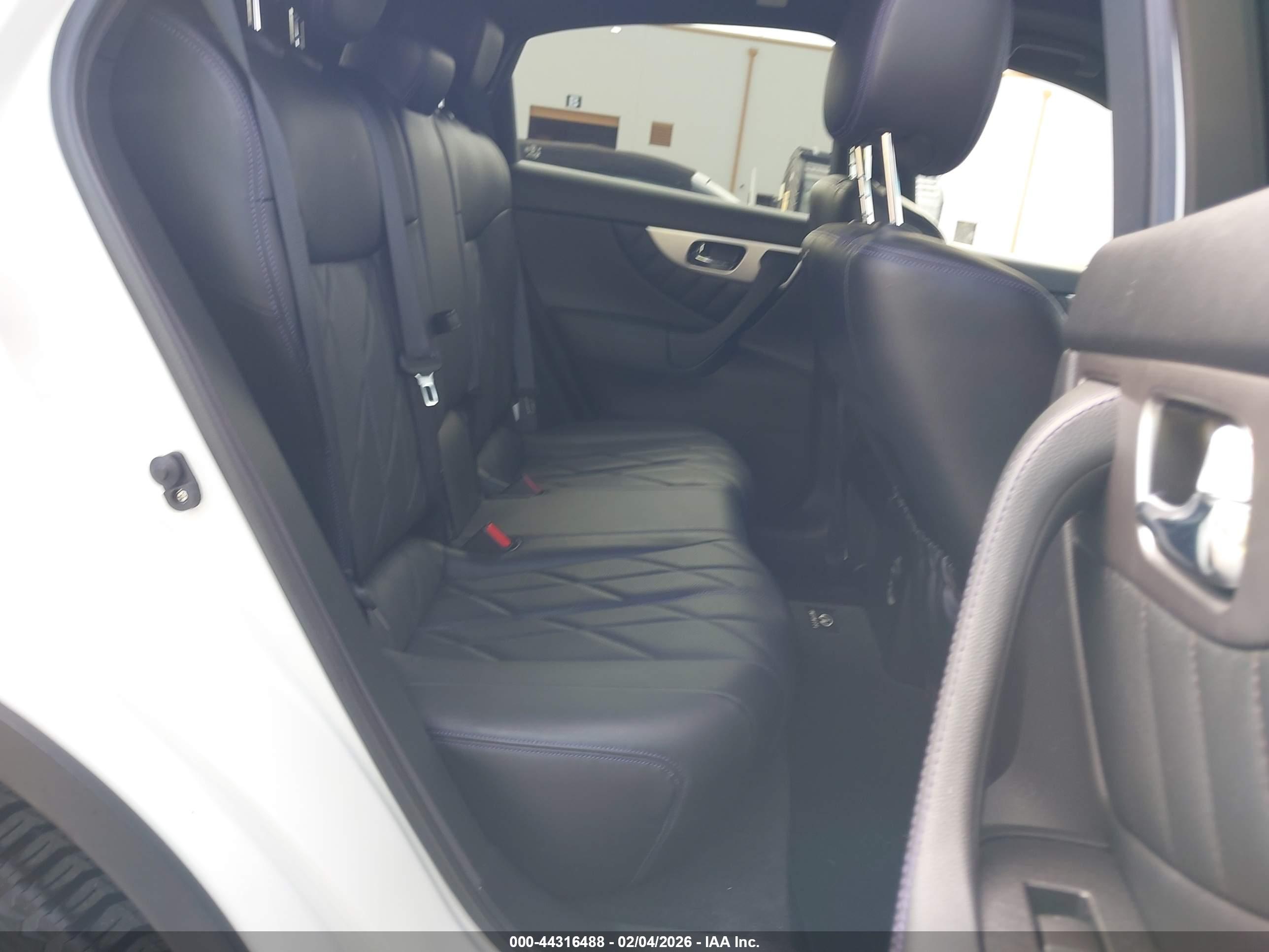 INFINITI QX70 image 8
