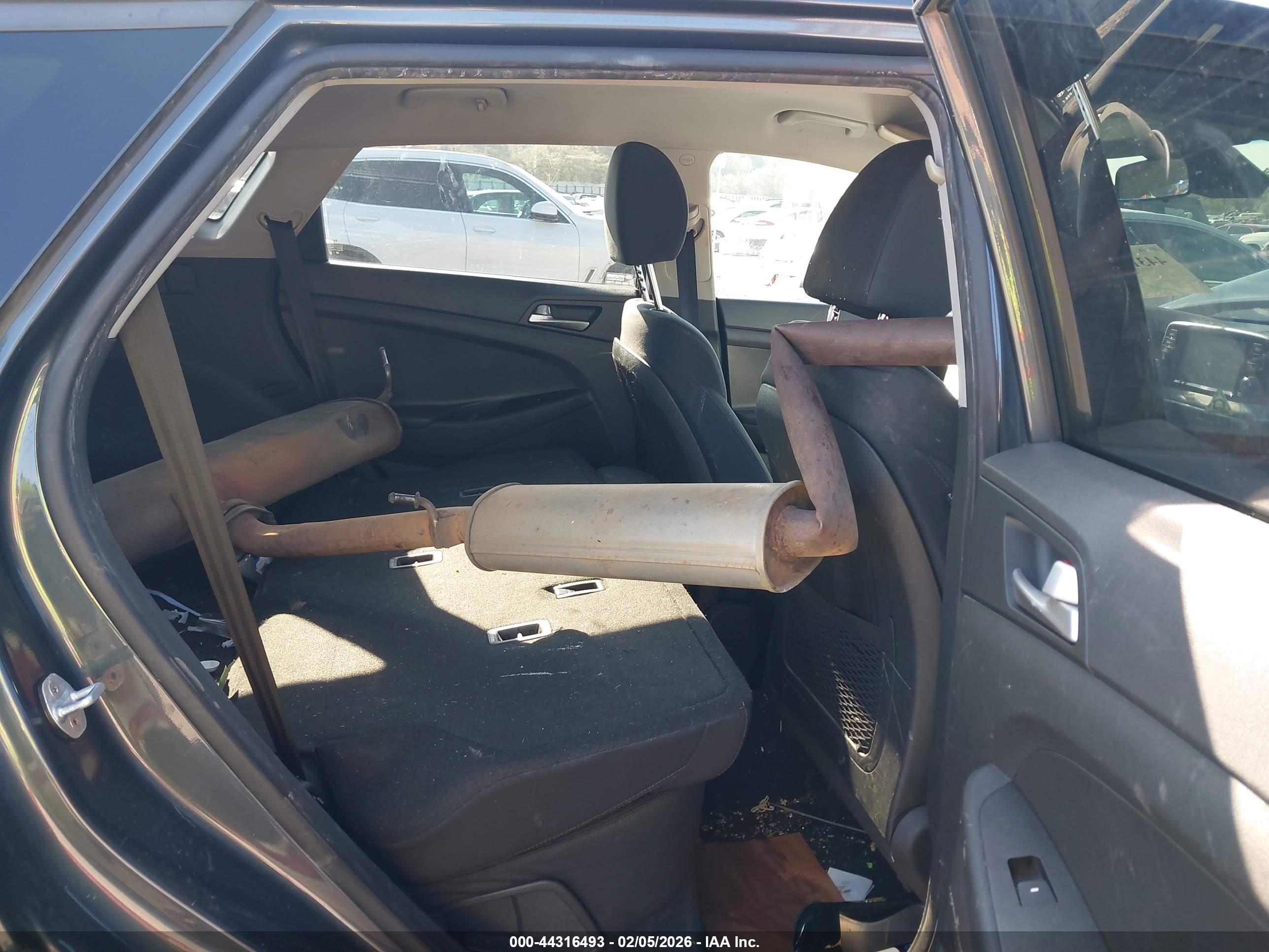 HYUNDAI TUCSON image 8
