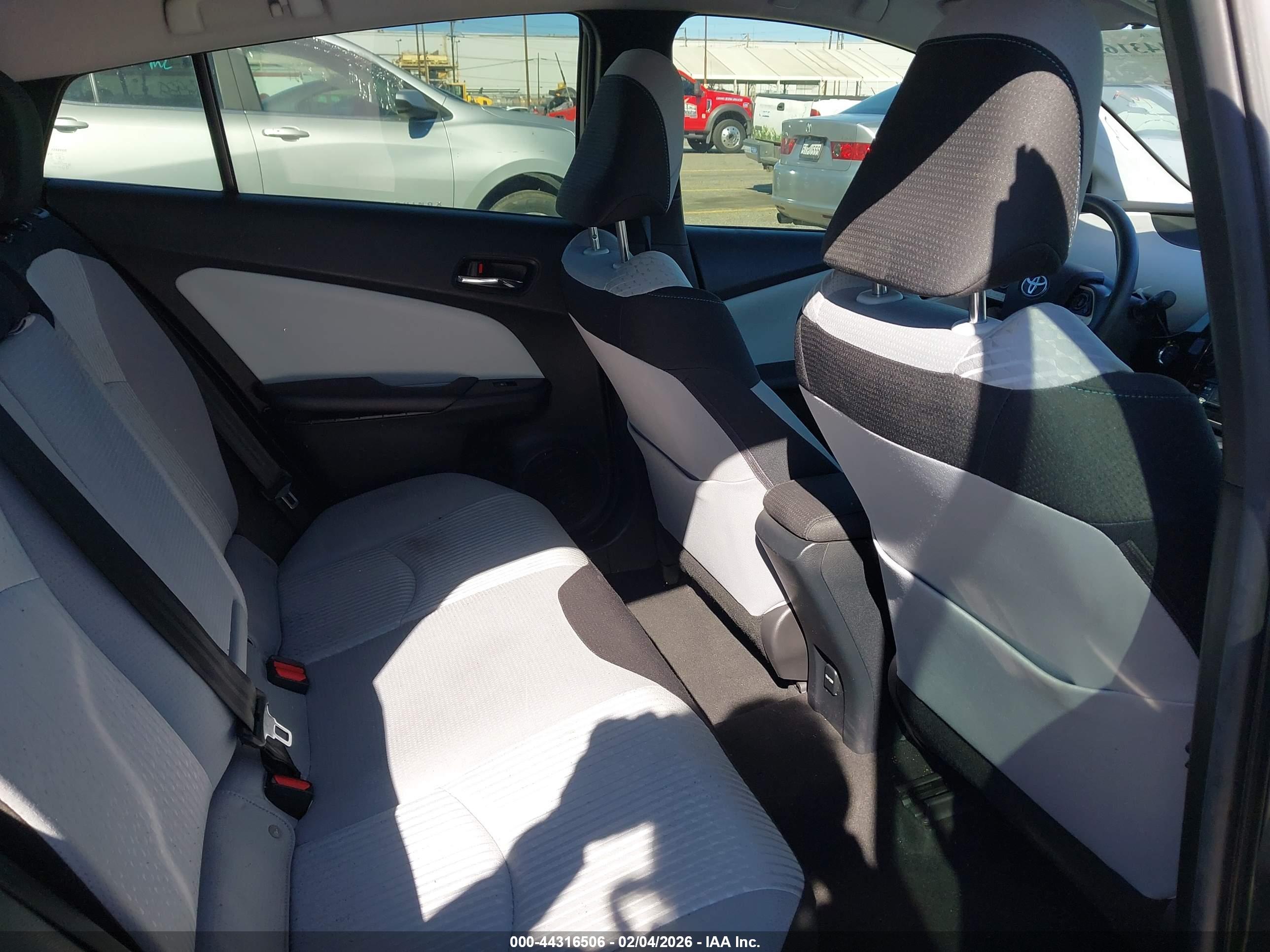 TOYOTA PRIUS image 8