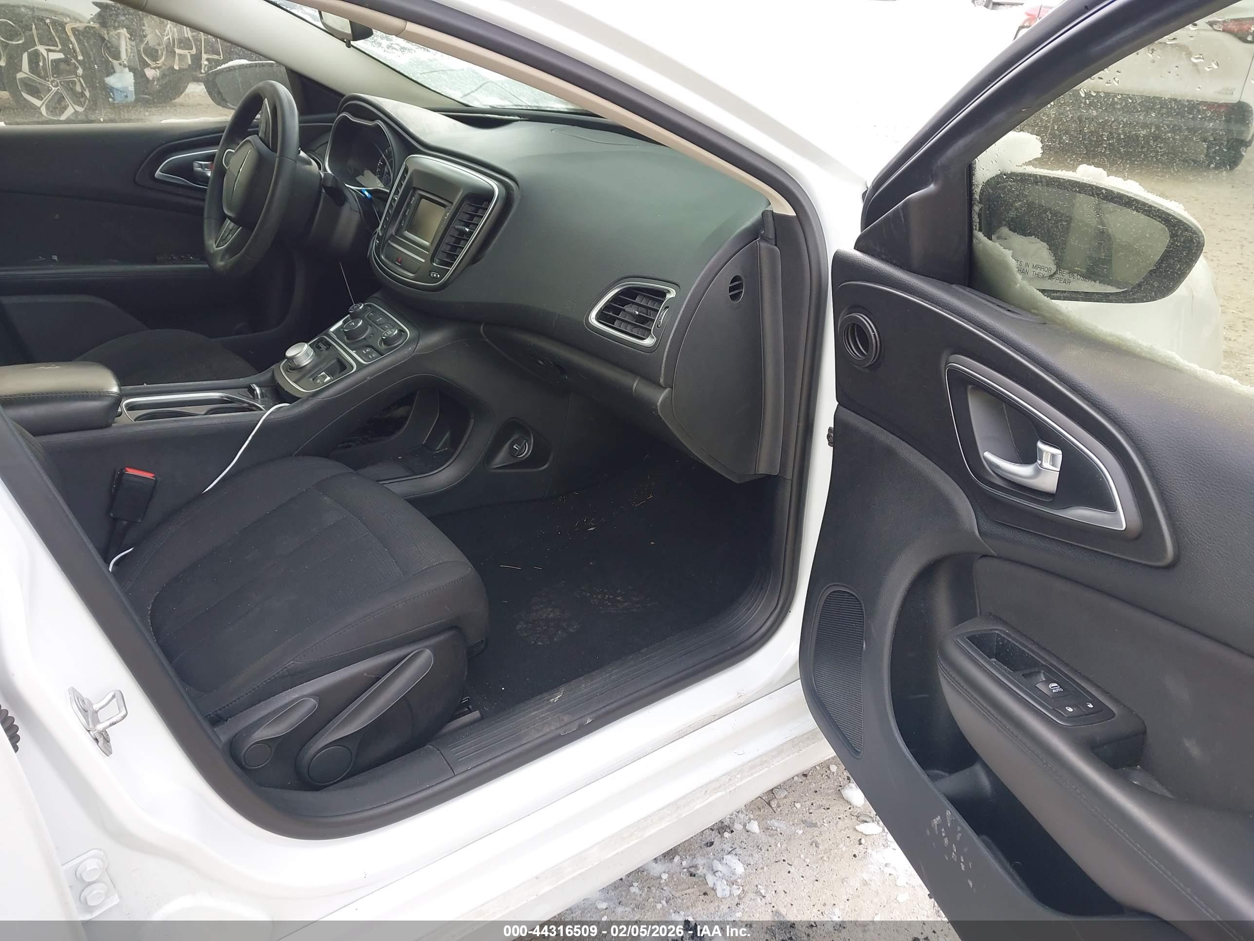 CHRYSLER 200 image 5