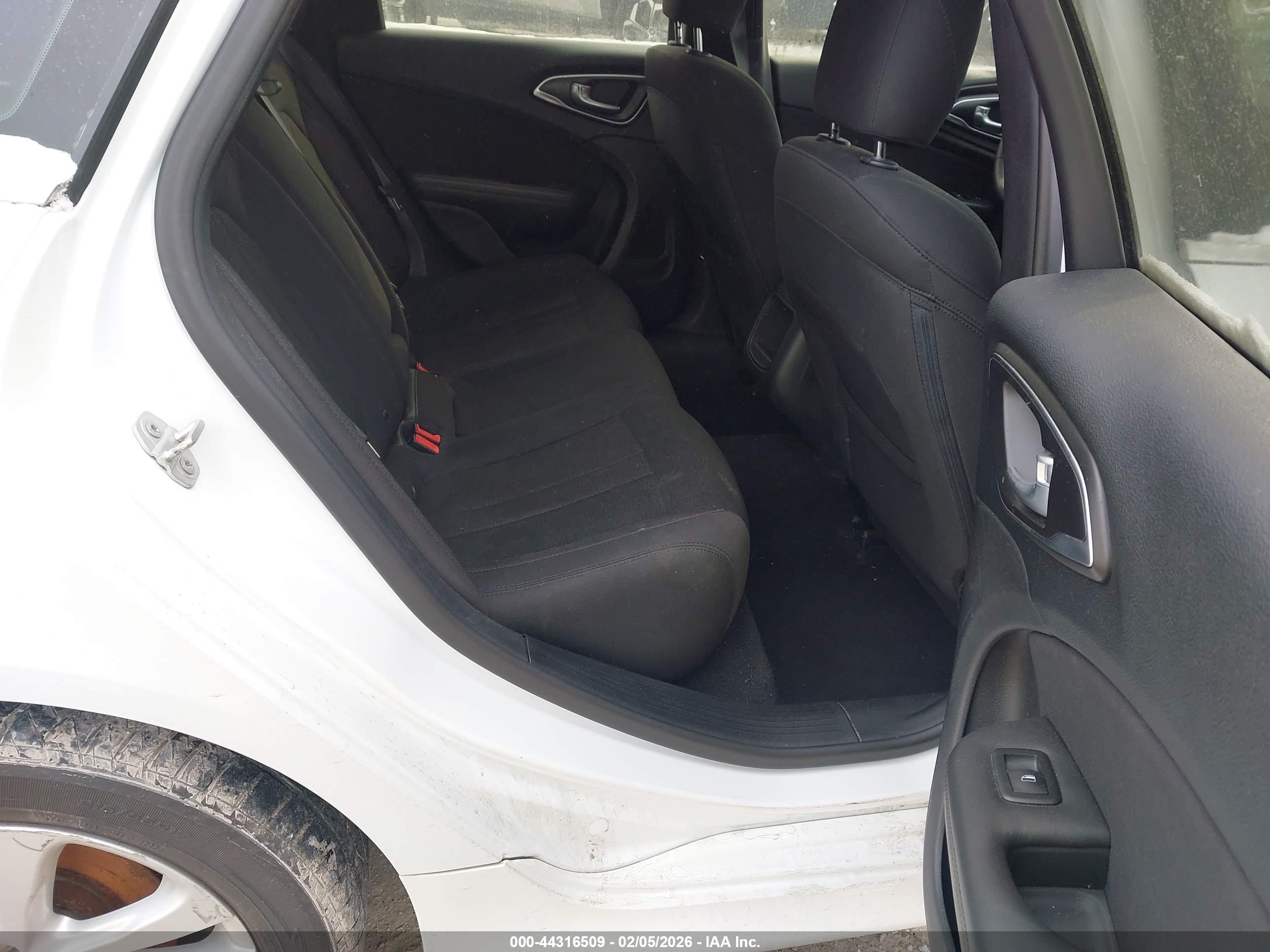 CHRYSLER 200 image 8