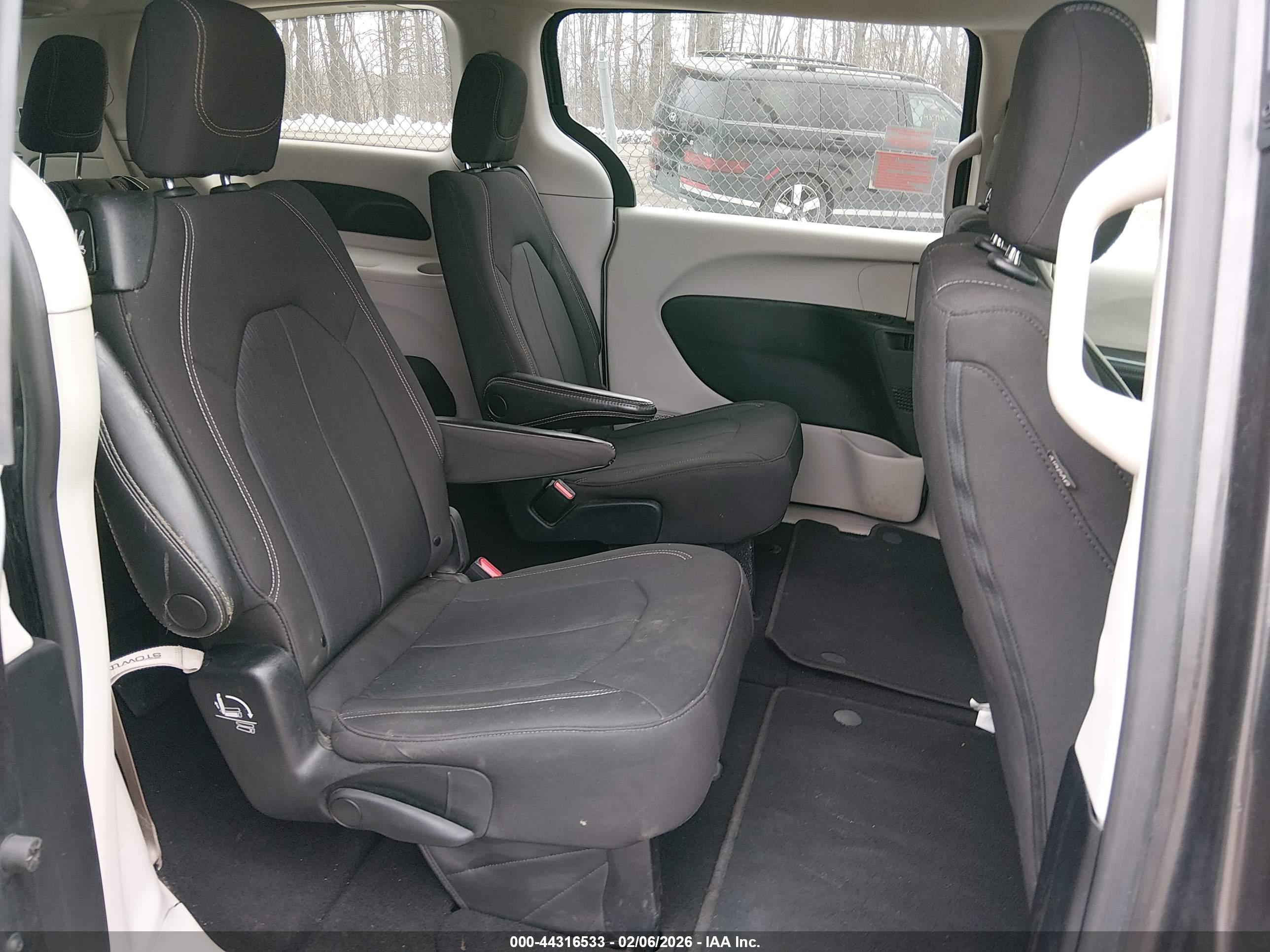 CHRYSLER VOYAGER image 8