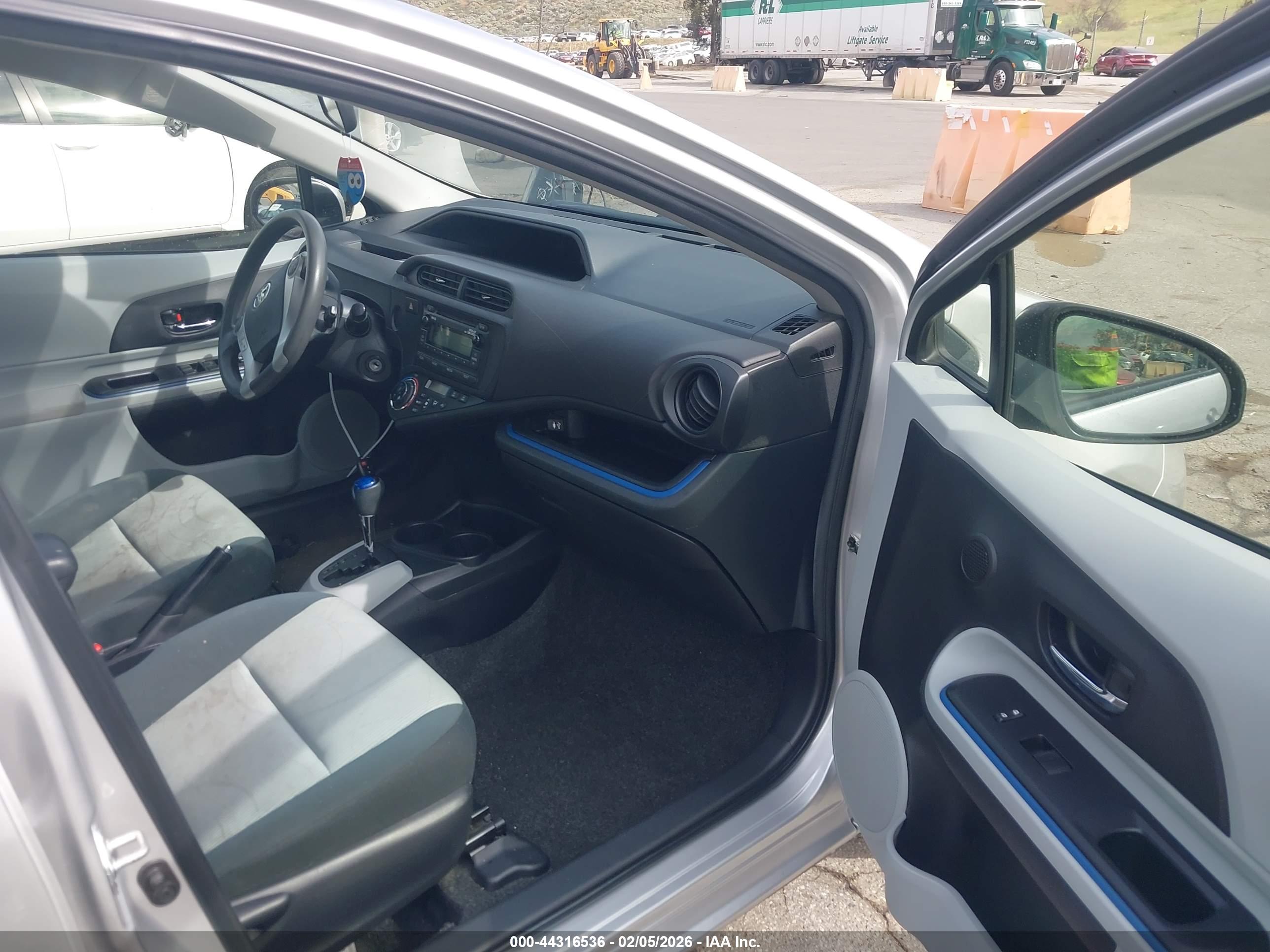 TOYOTA PRIUS image 5