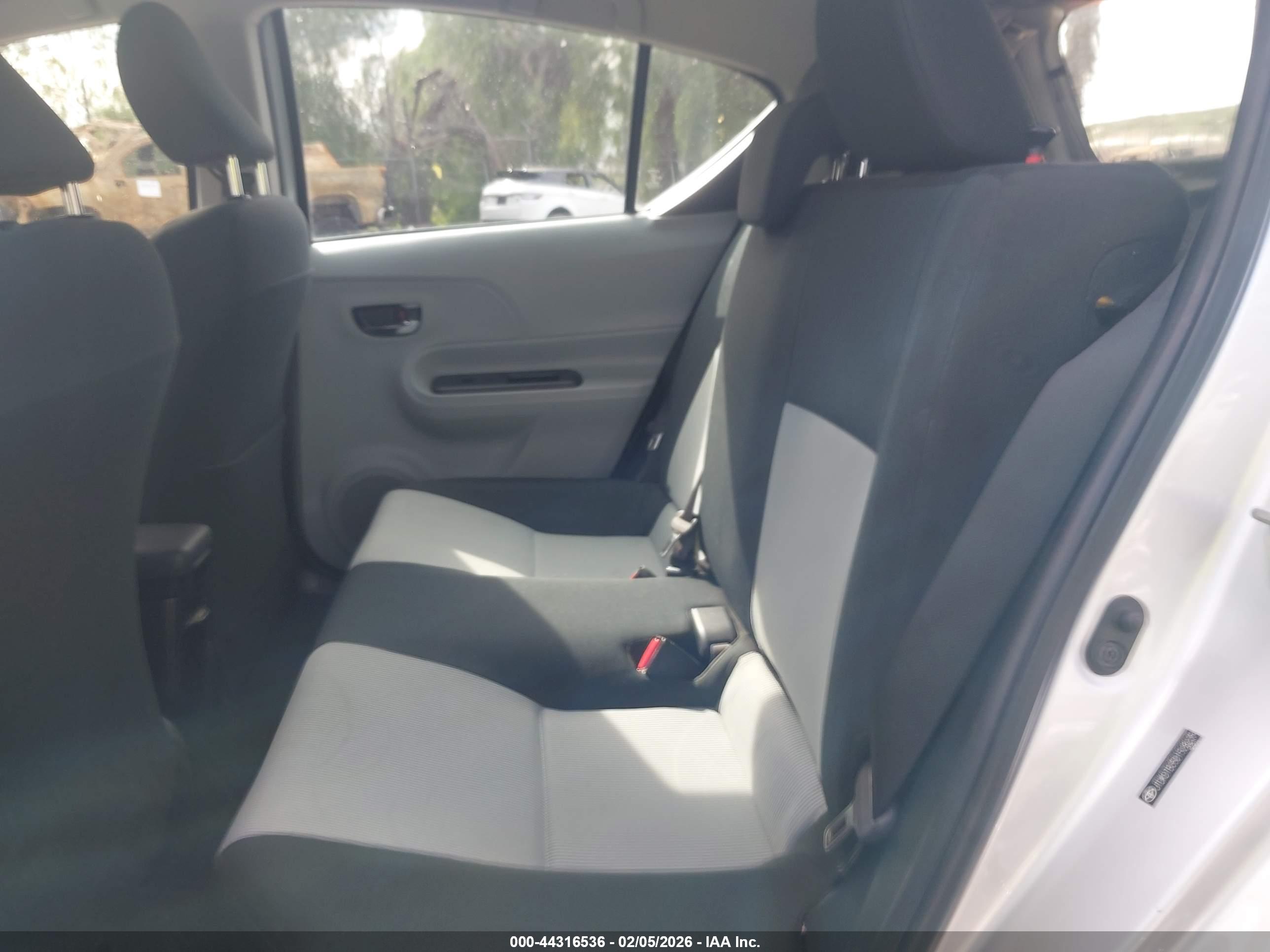 TOYOTA PRIUS image 8