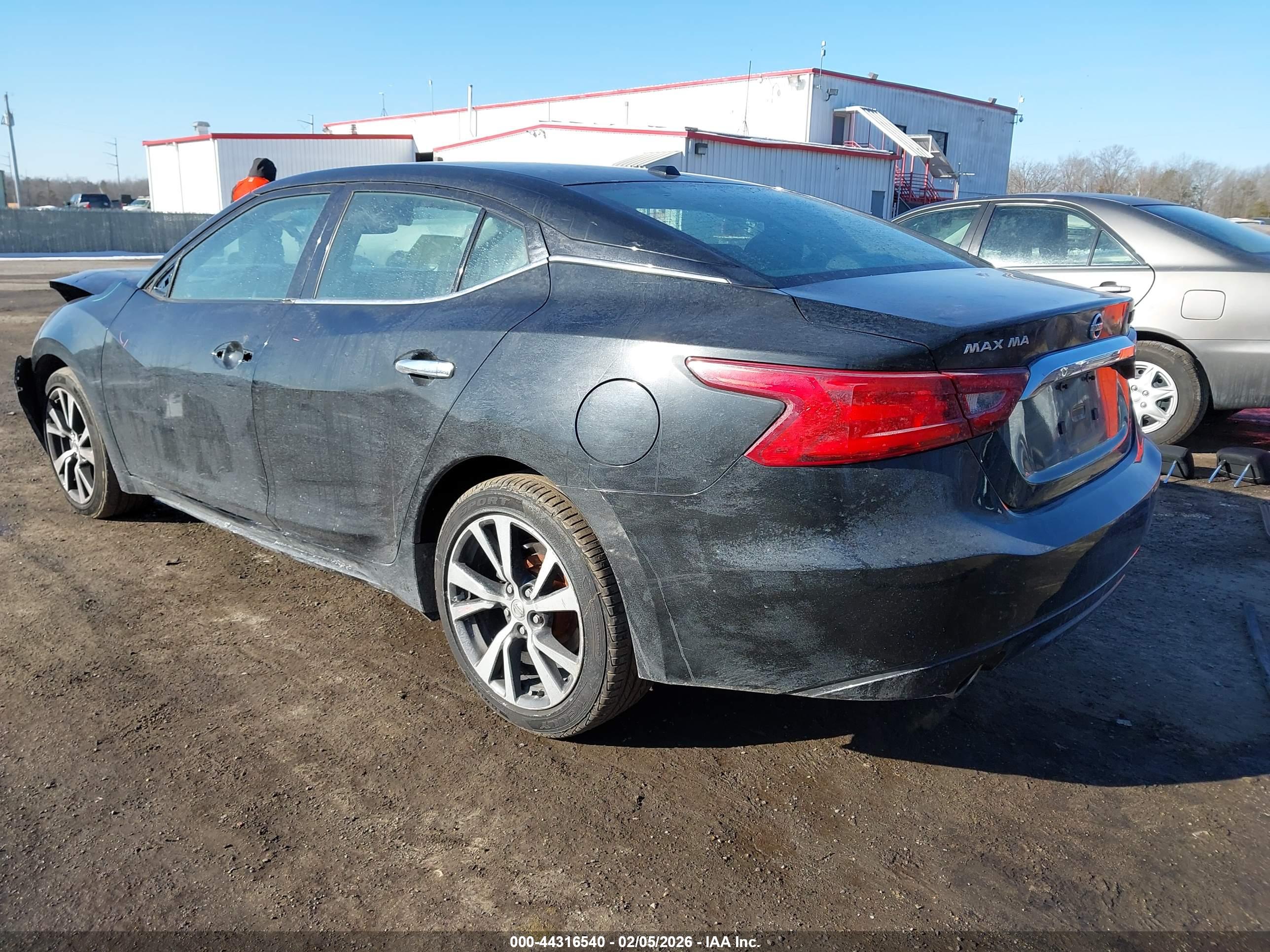 NISSAN MAXIMA image 3