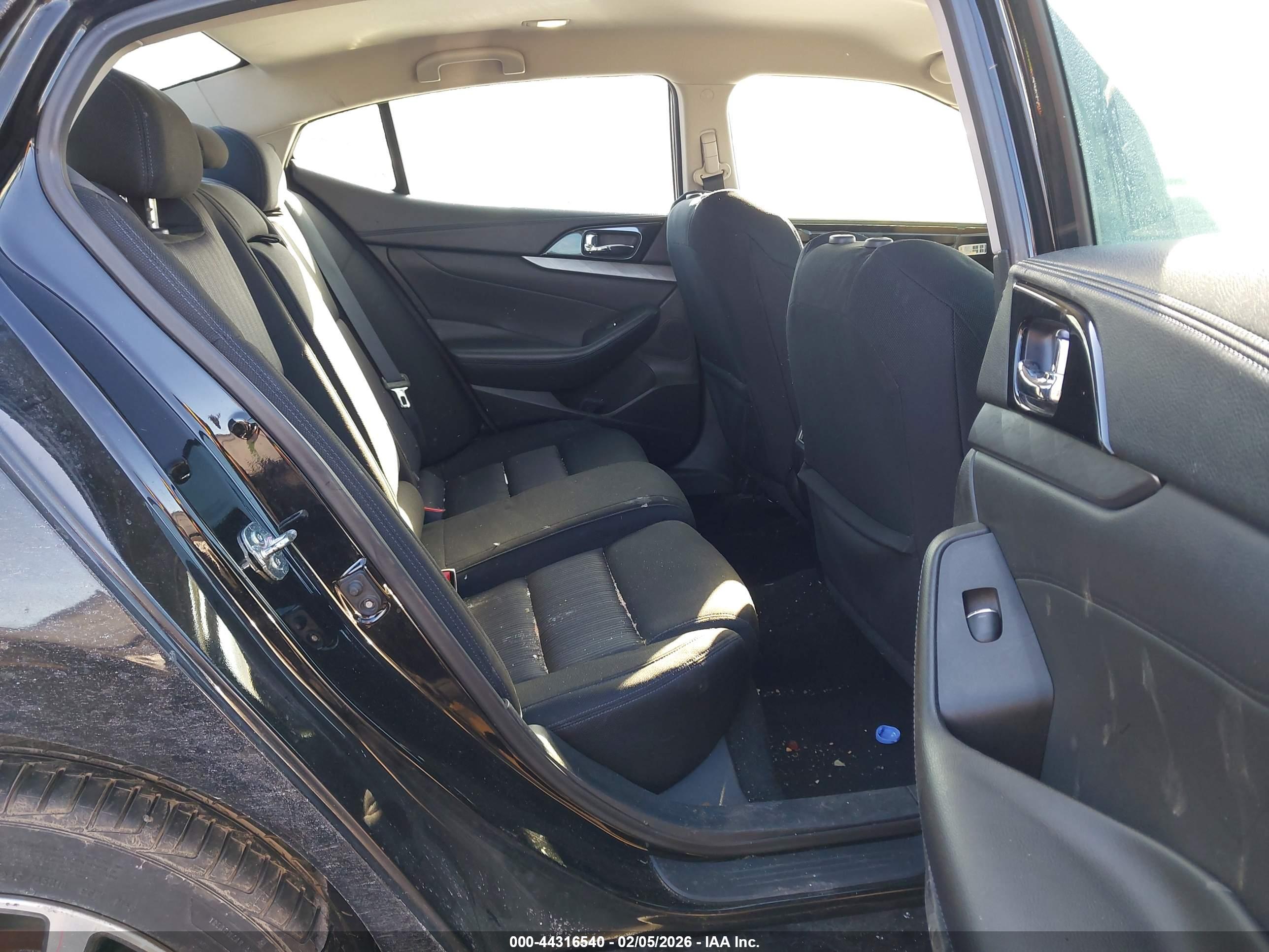 NISSAN MAXIMA image 8