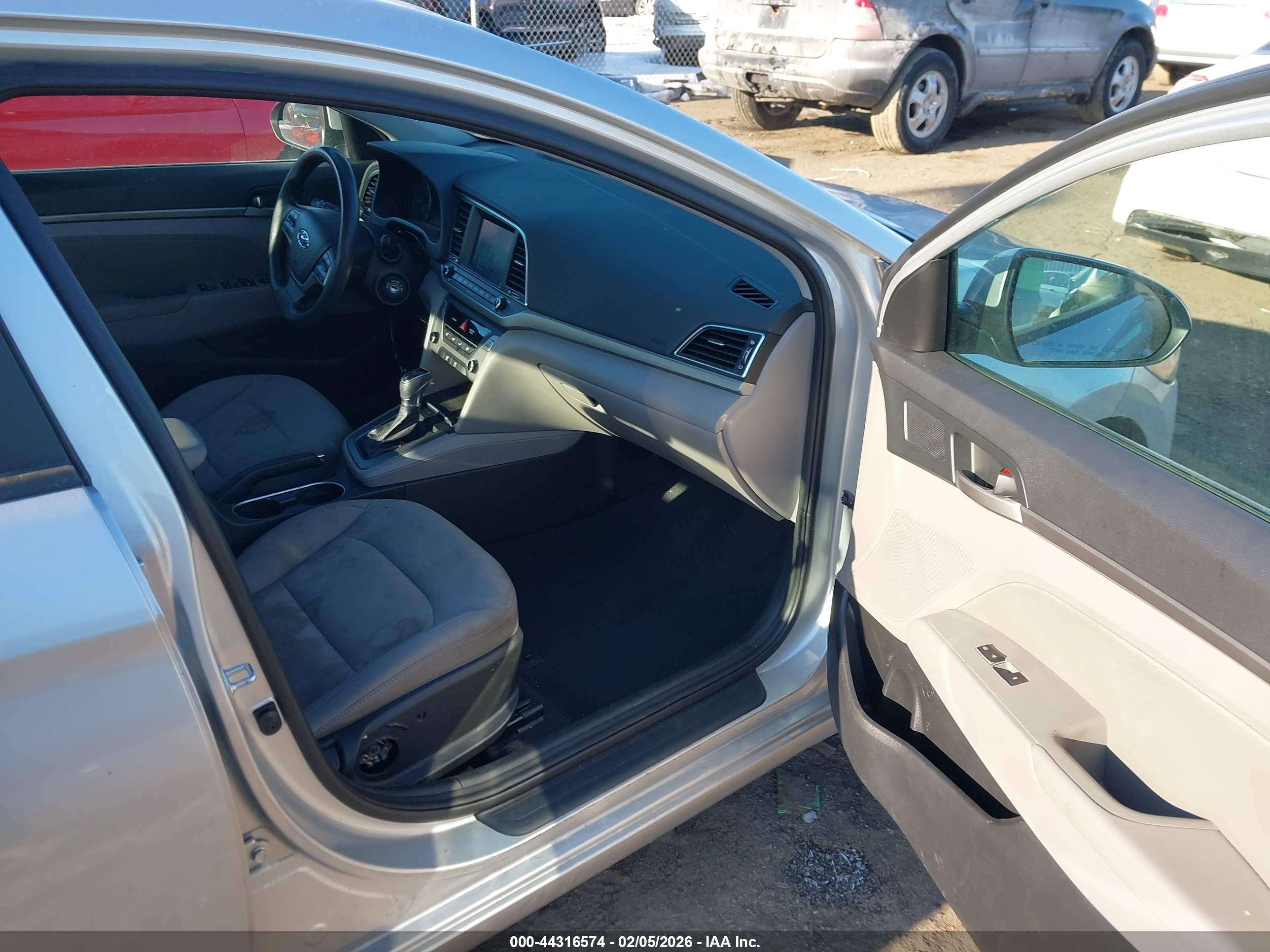 HYUNDAI ELANTRA image 5