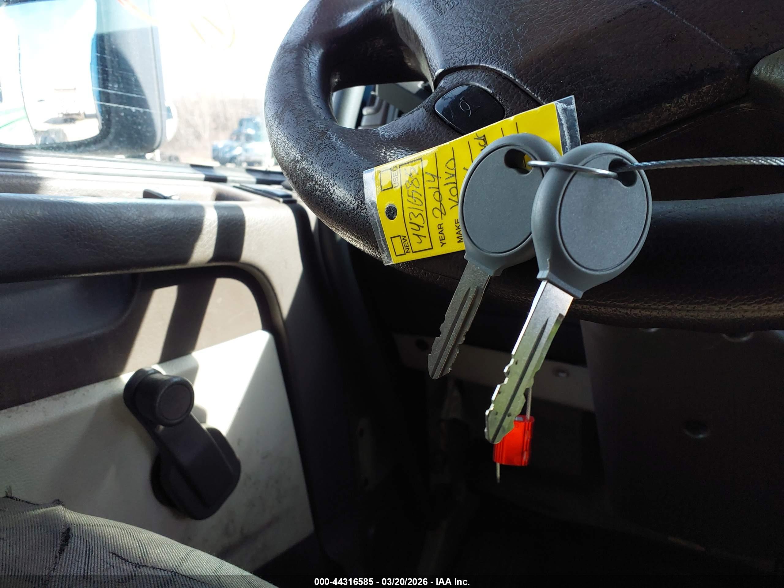VOLVO VN image 11