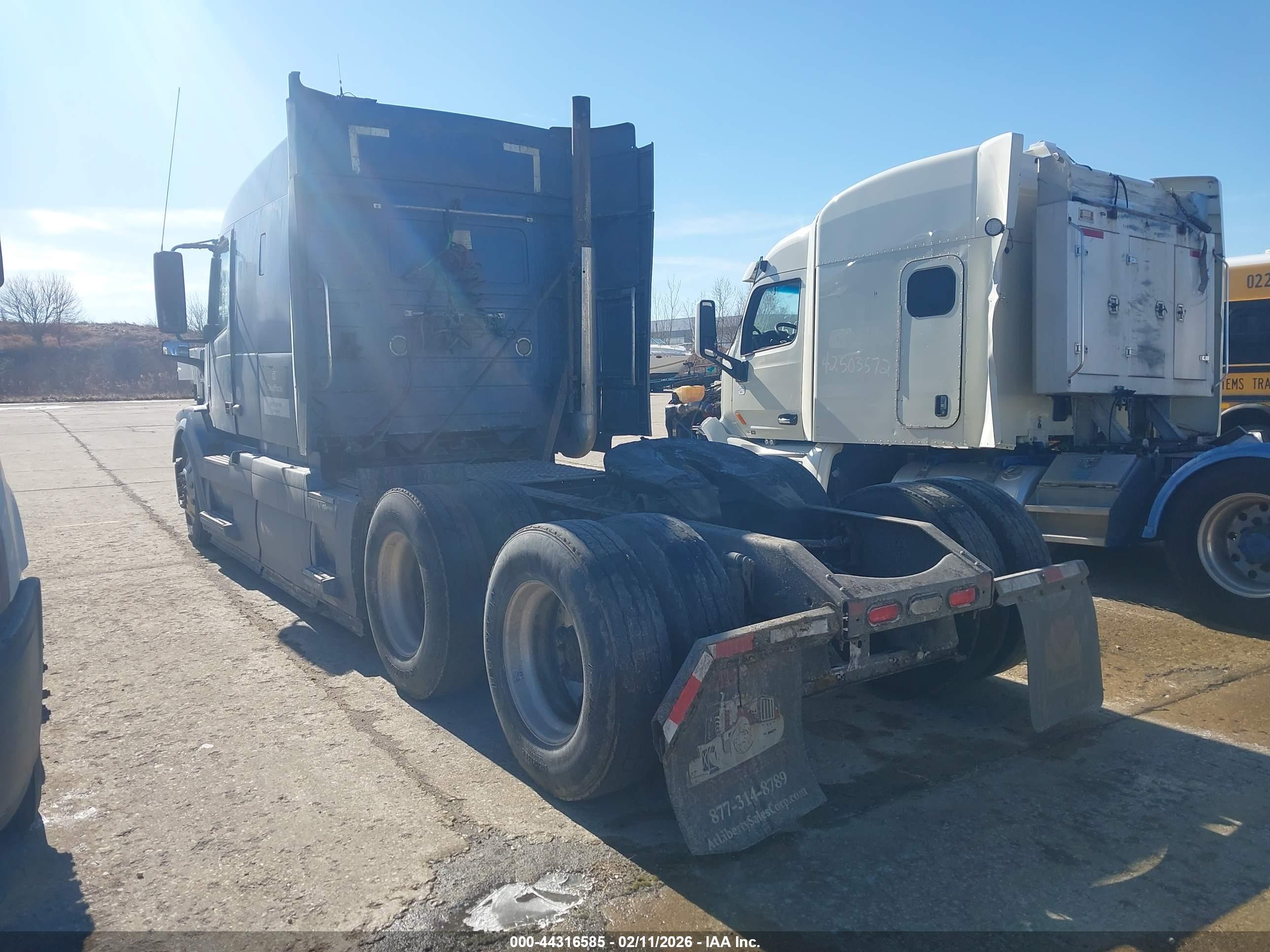 VOLVO VN image 3