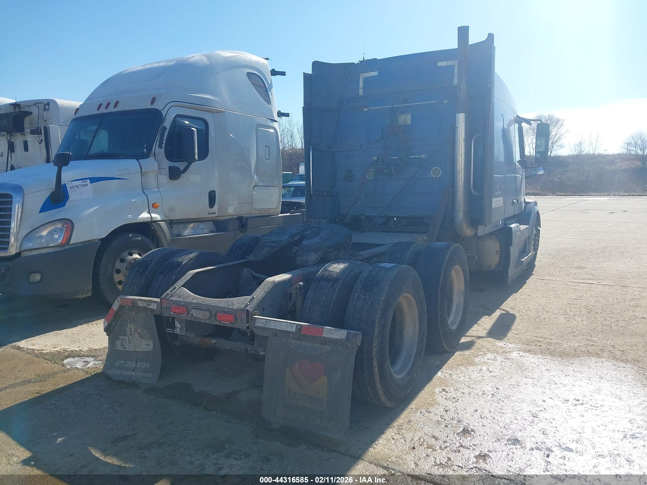 VOLVO VN image 4