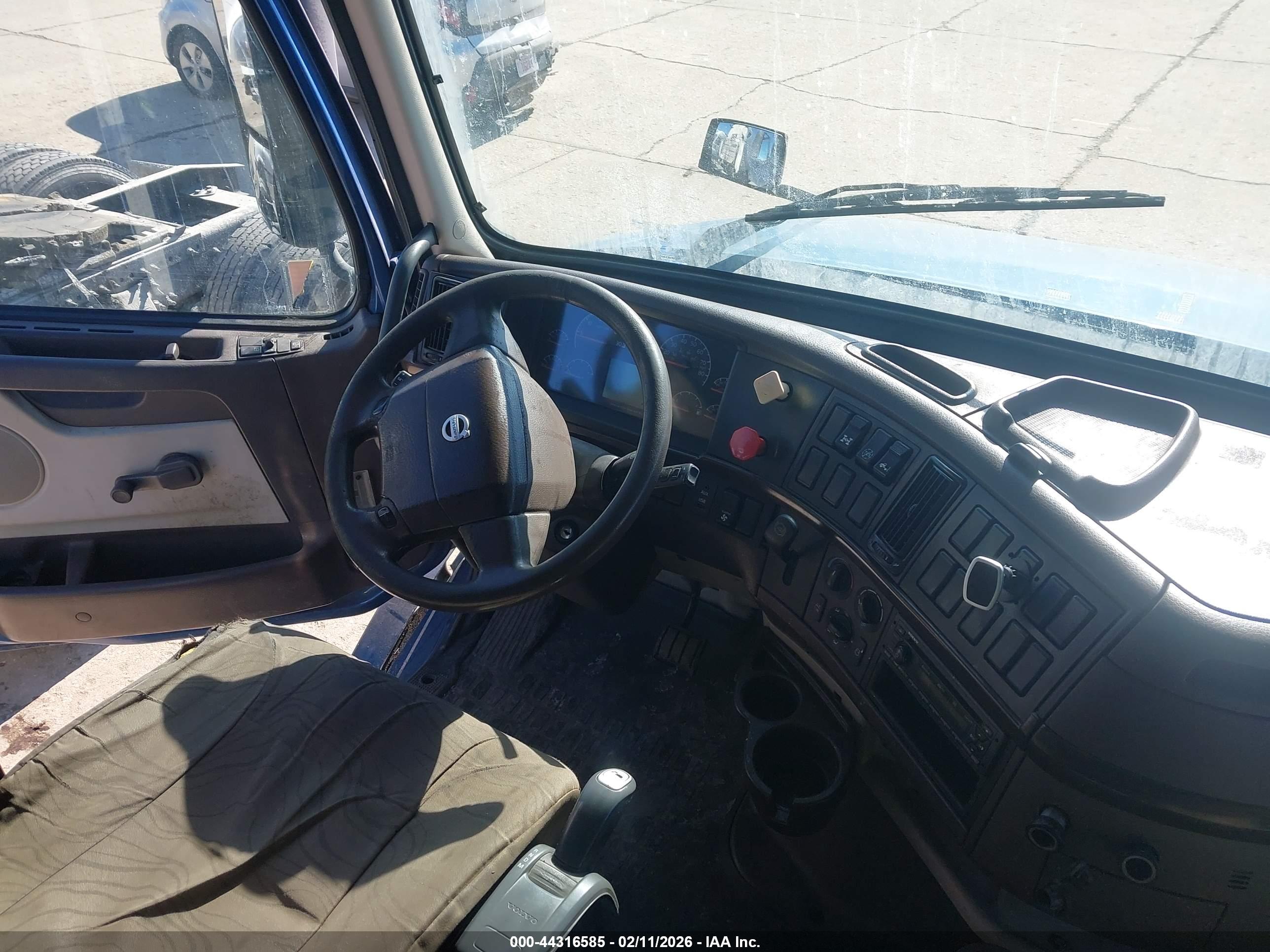 VOLVO VN image 8