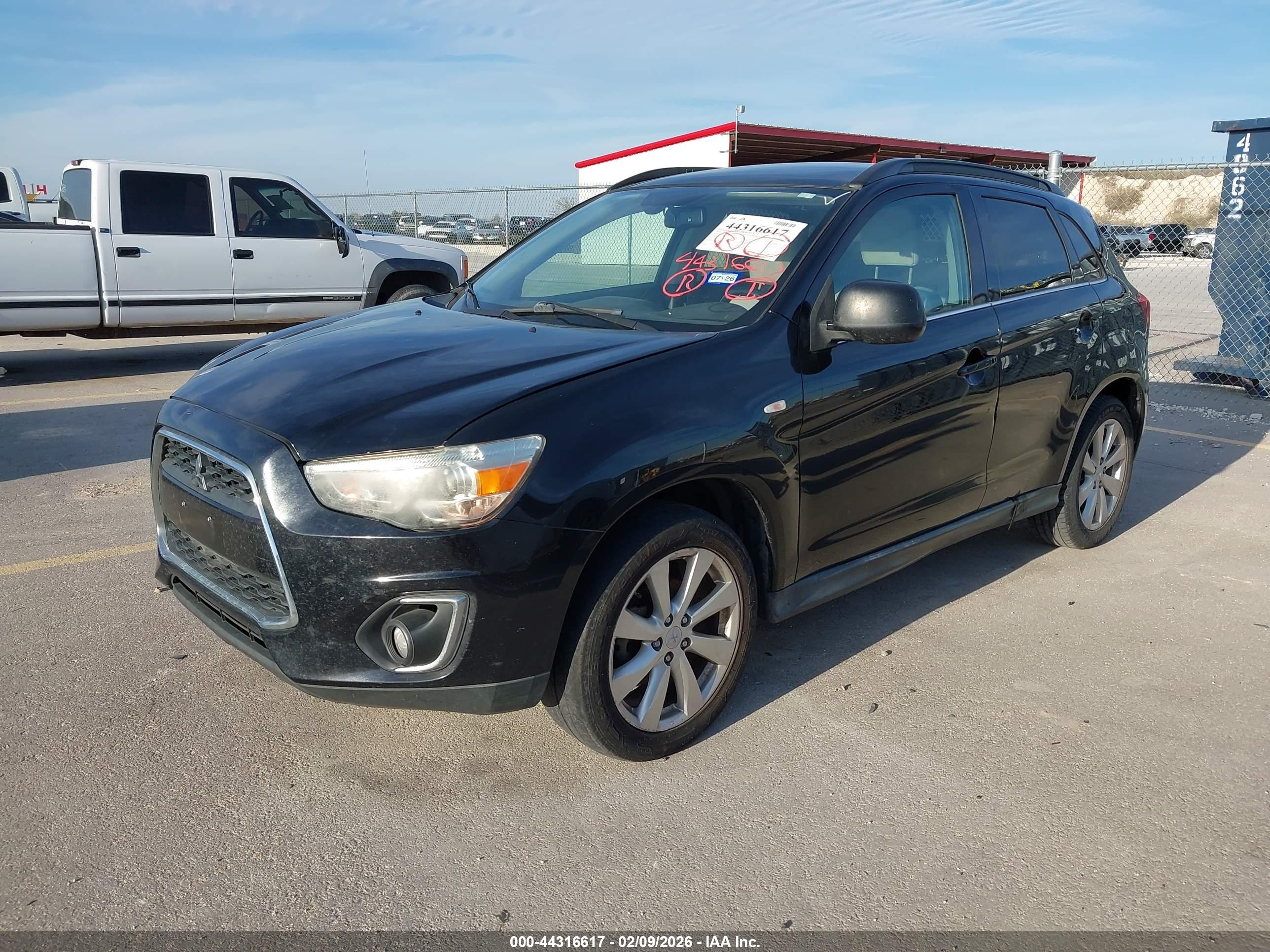 MITSUBISHI OUTLANDER image 2
