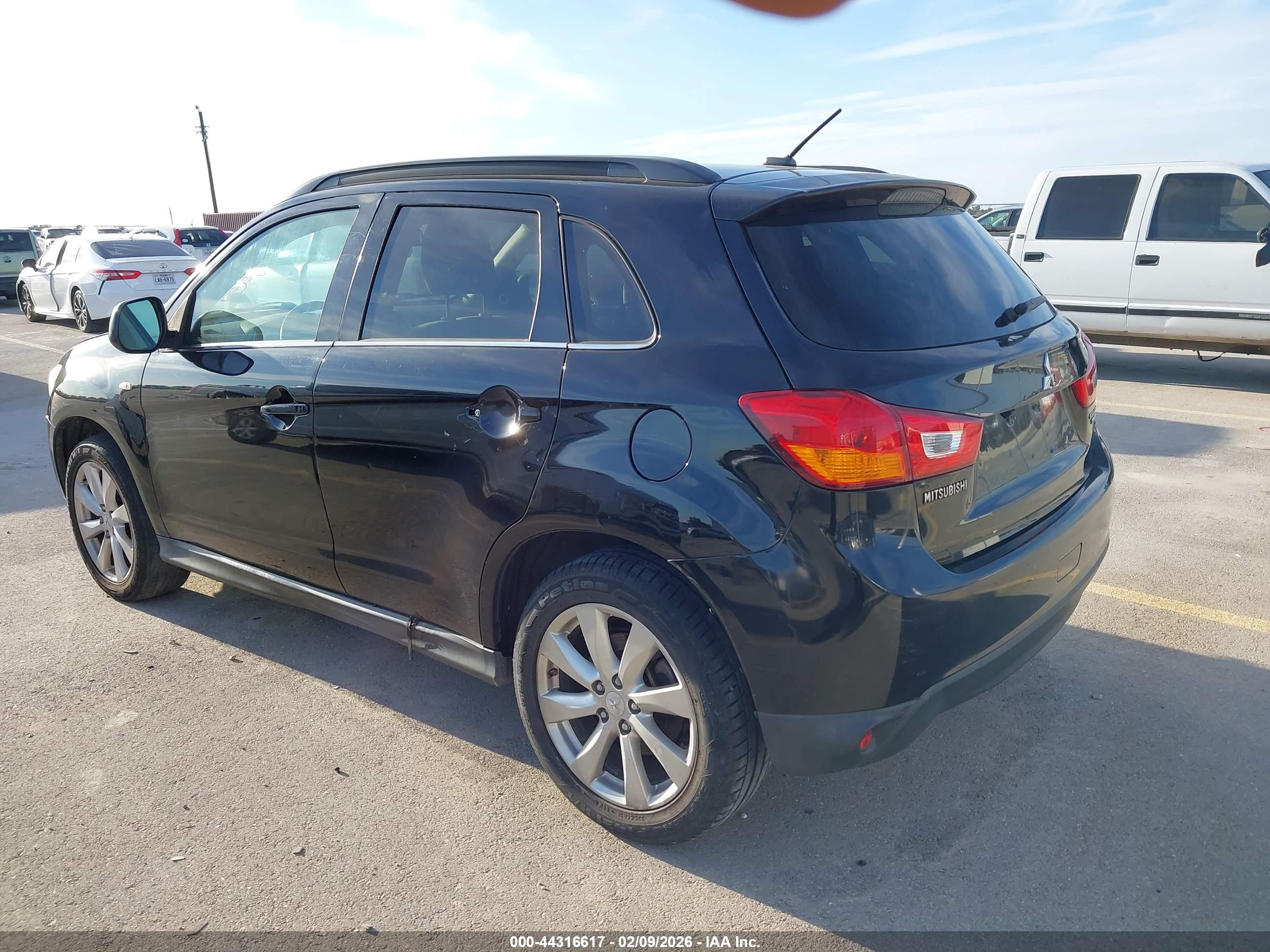 MITSUBISHI OUTLANDER image 3
