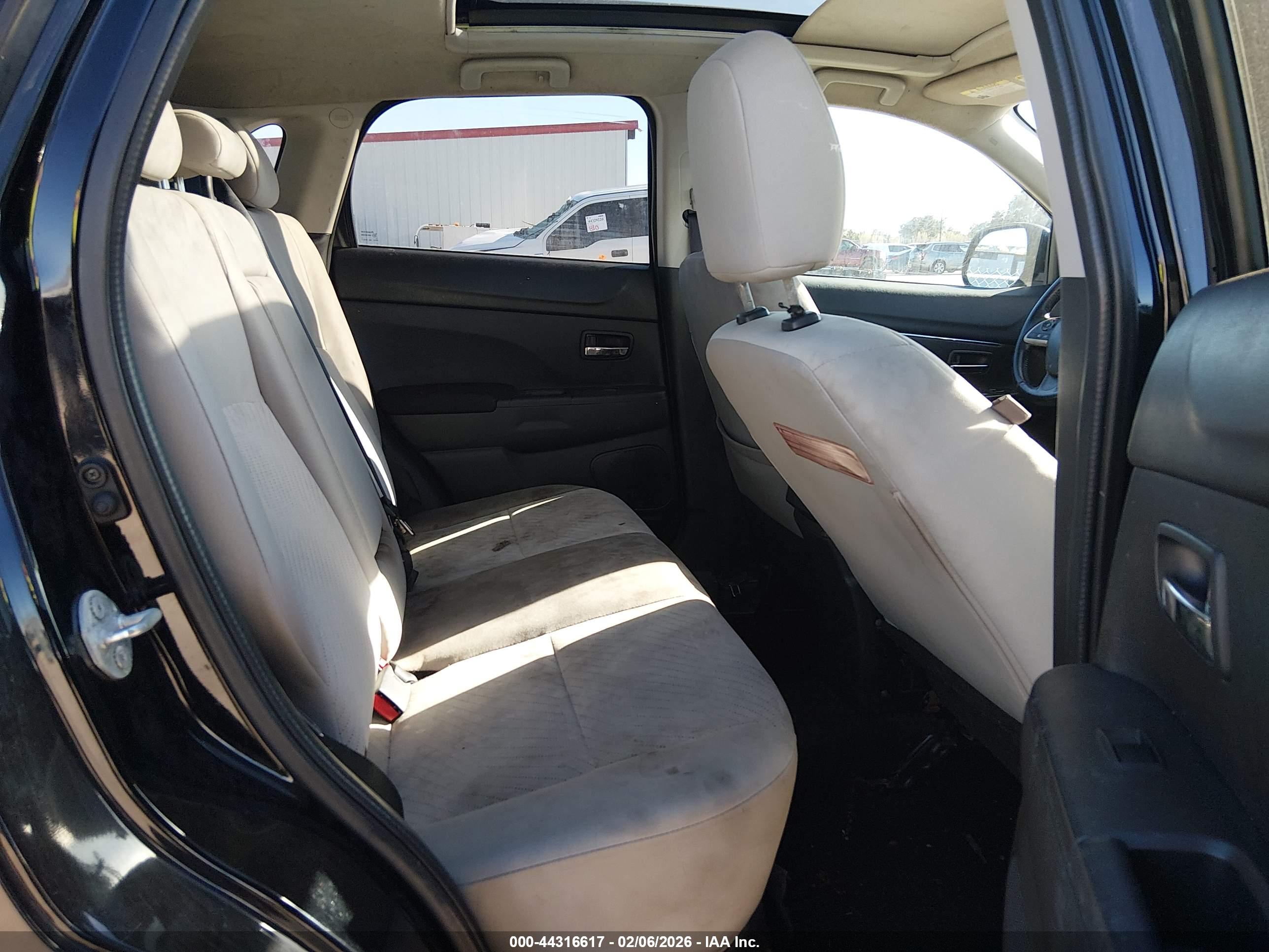 MITSUBISHI OUTLANDER image 8