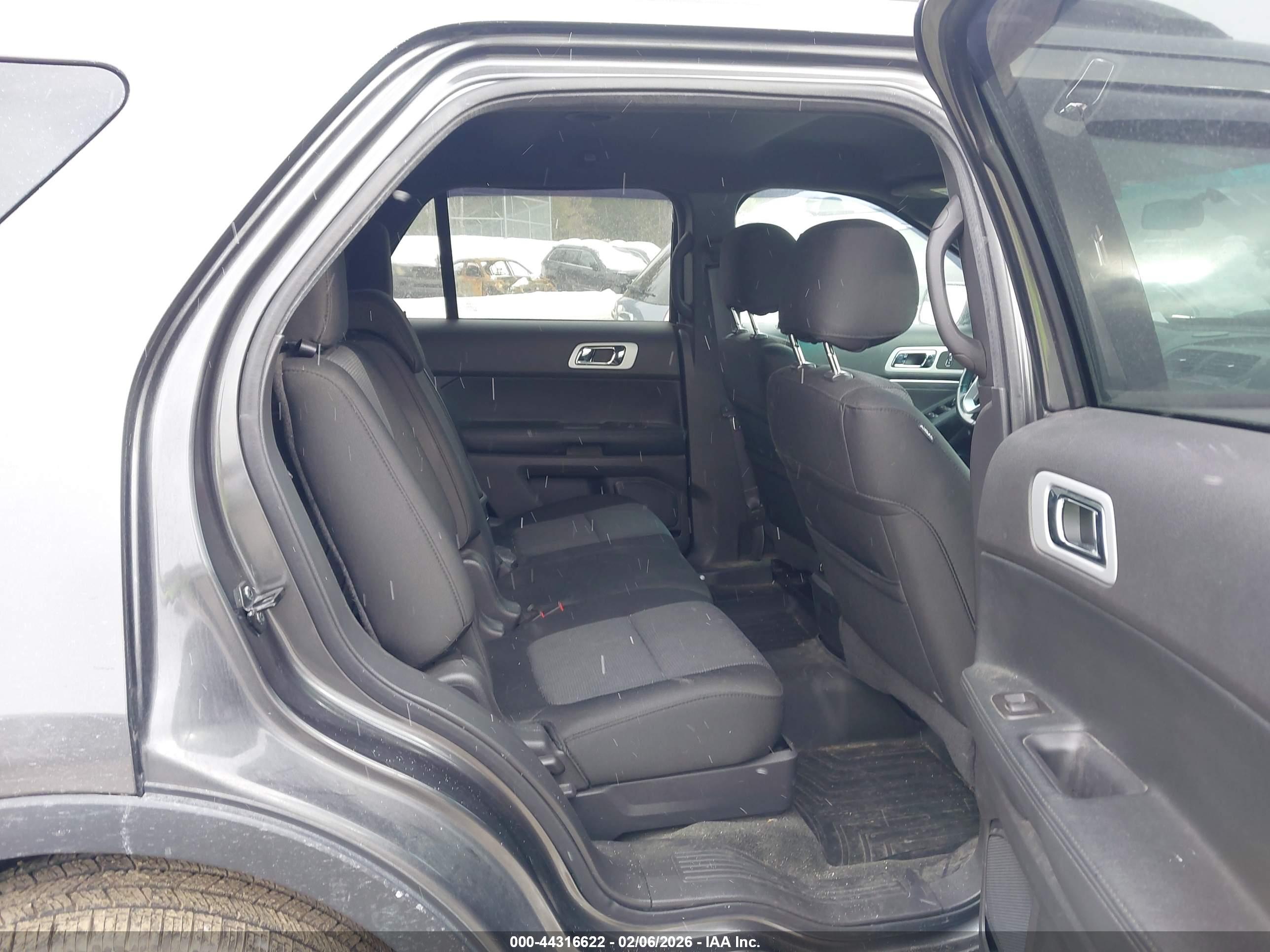 FORD EXPLORER image 8
