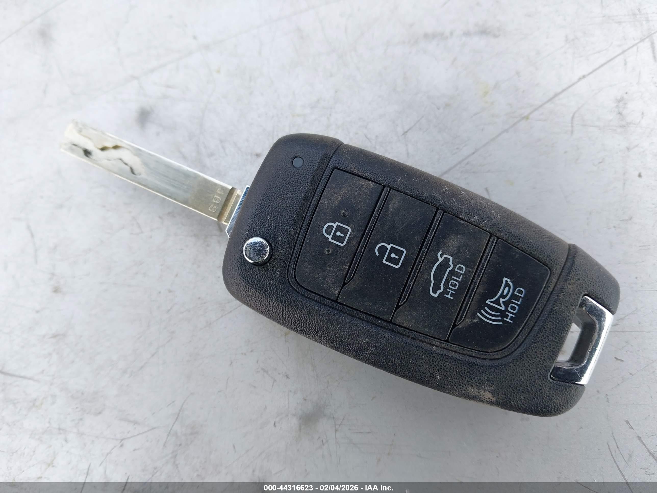 HYUNDAI ELANTRA image 11