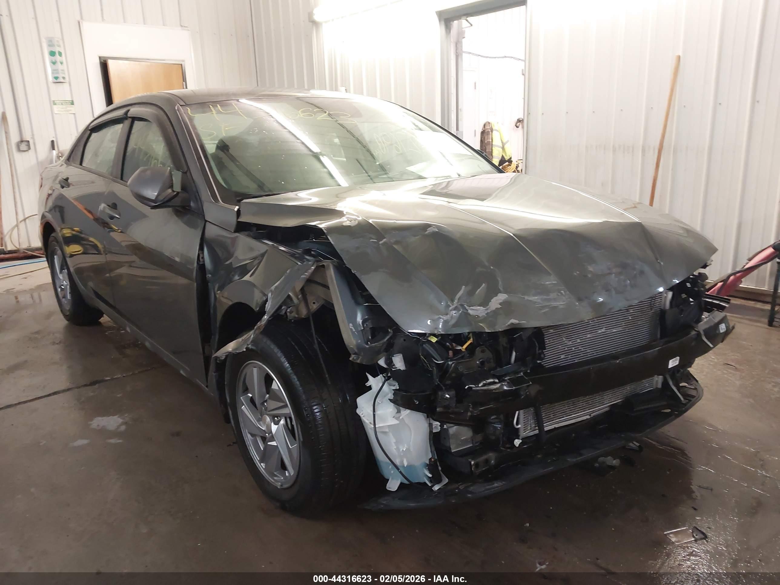 HYUNDAI ELANTRA image 6