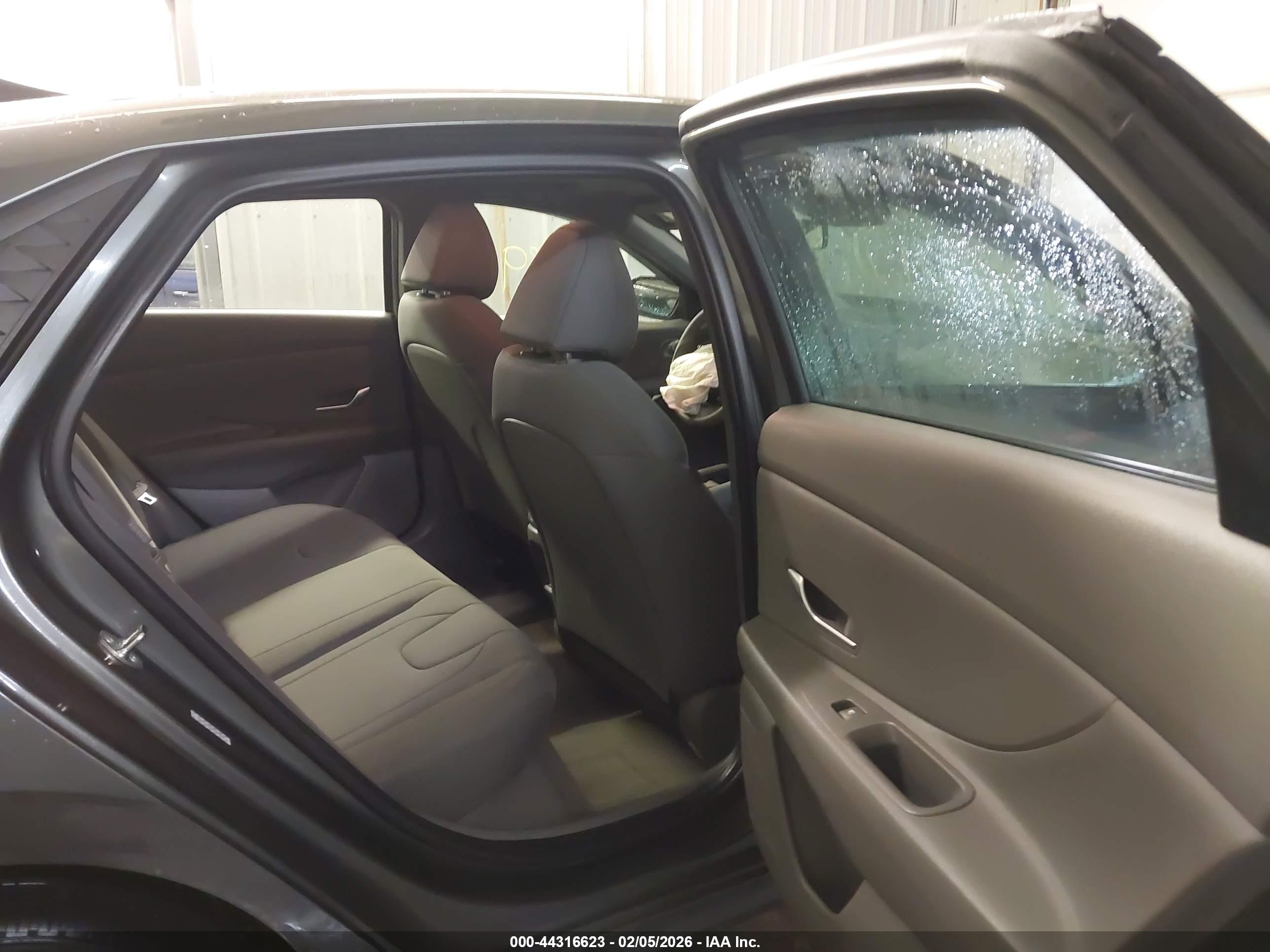 HYUNDAI ELANTRA image 8