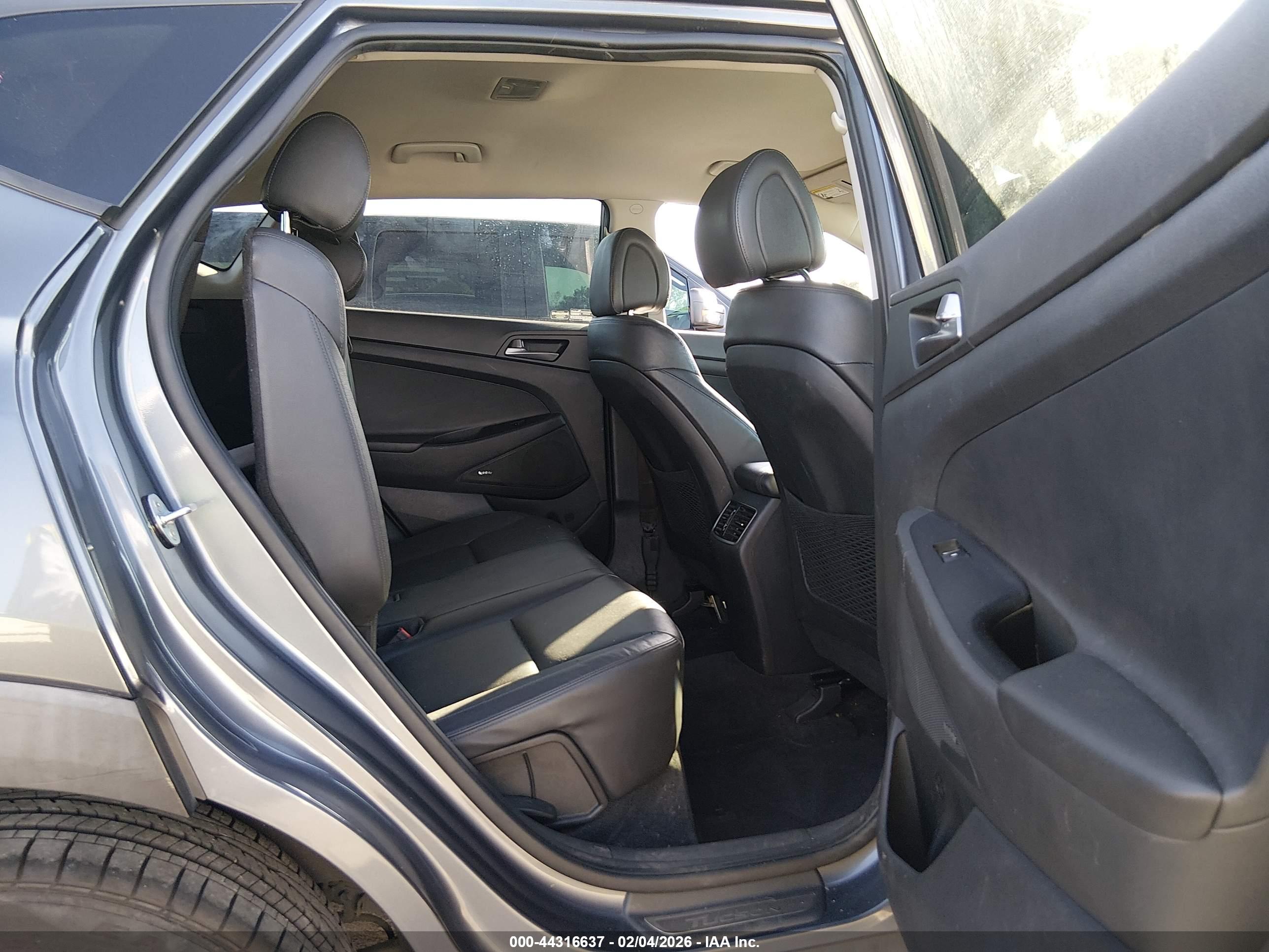 HYUNDAI TUCSON image 8