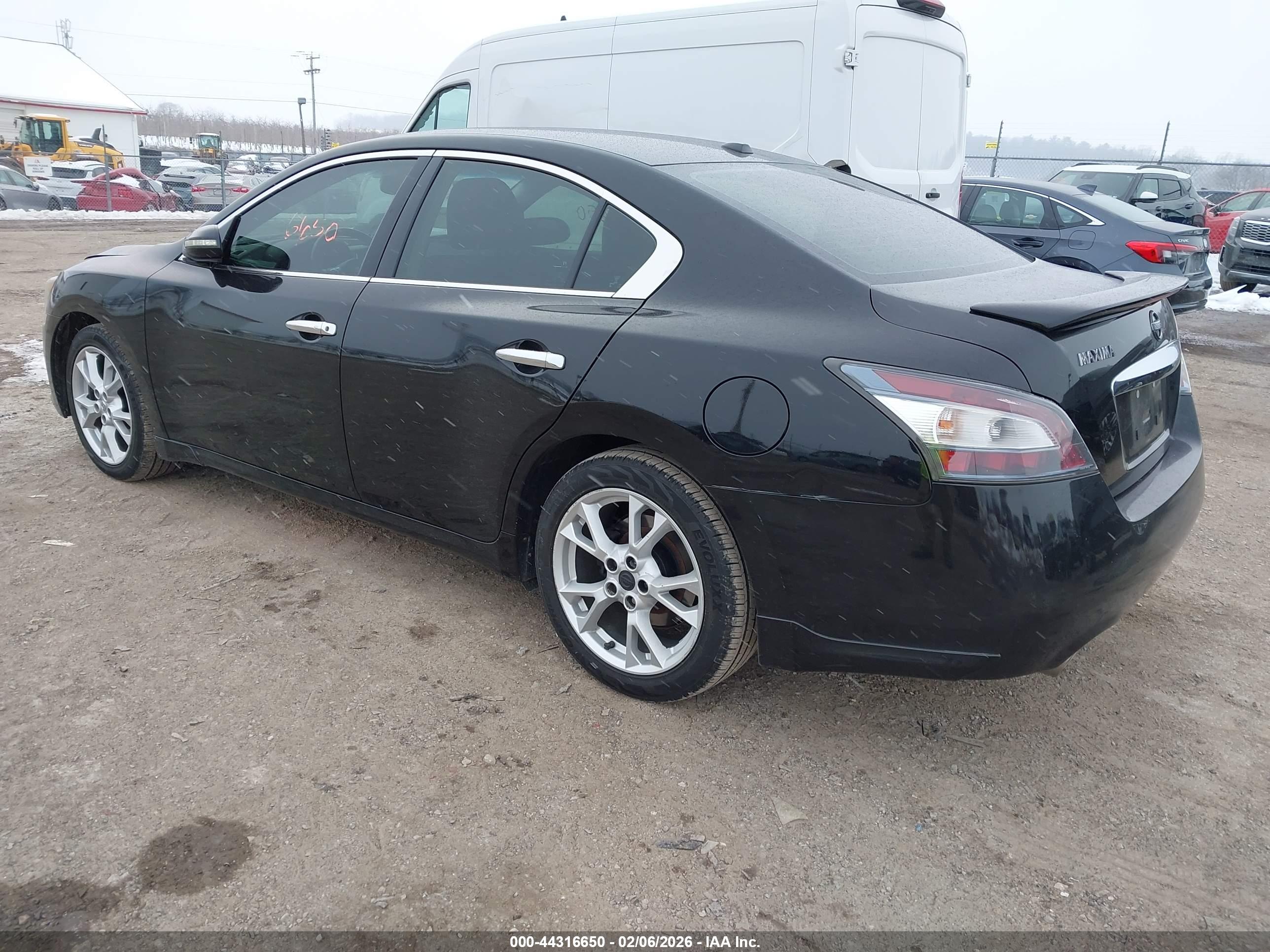 NISSAN MAXIMA image 3
