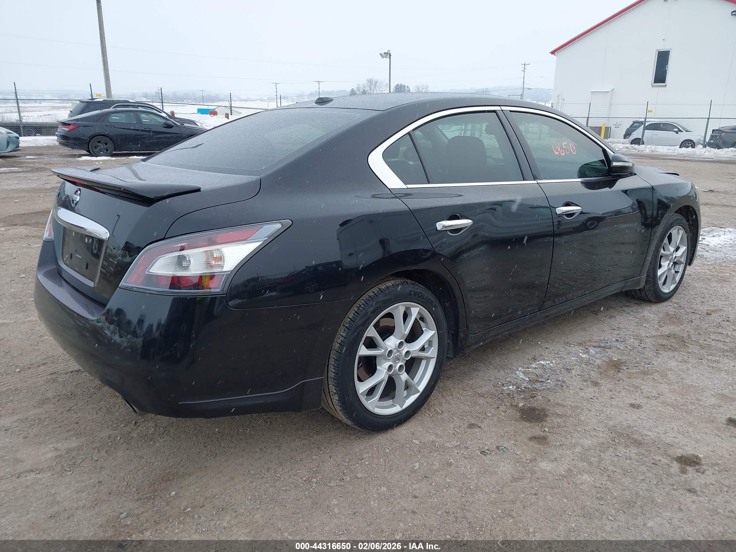 NISSAN MAXIMA image 4