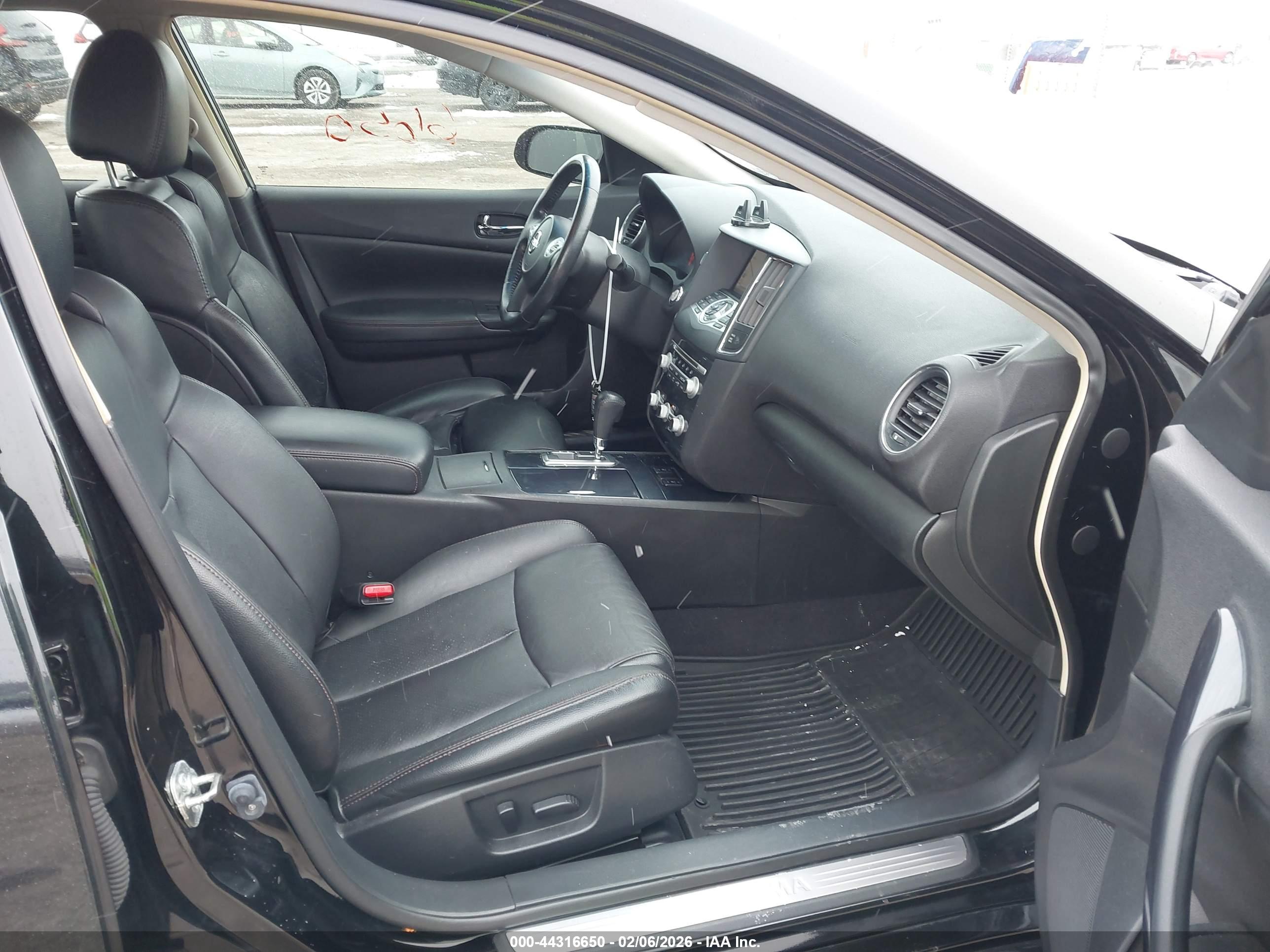 NISSAN MAXIMA image 5