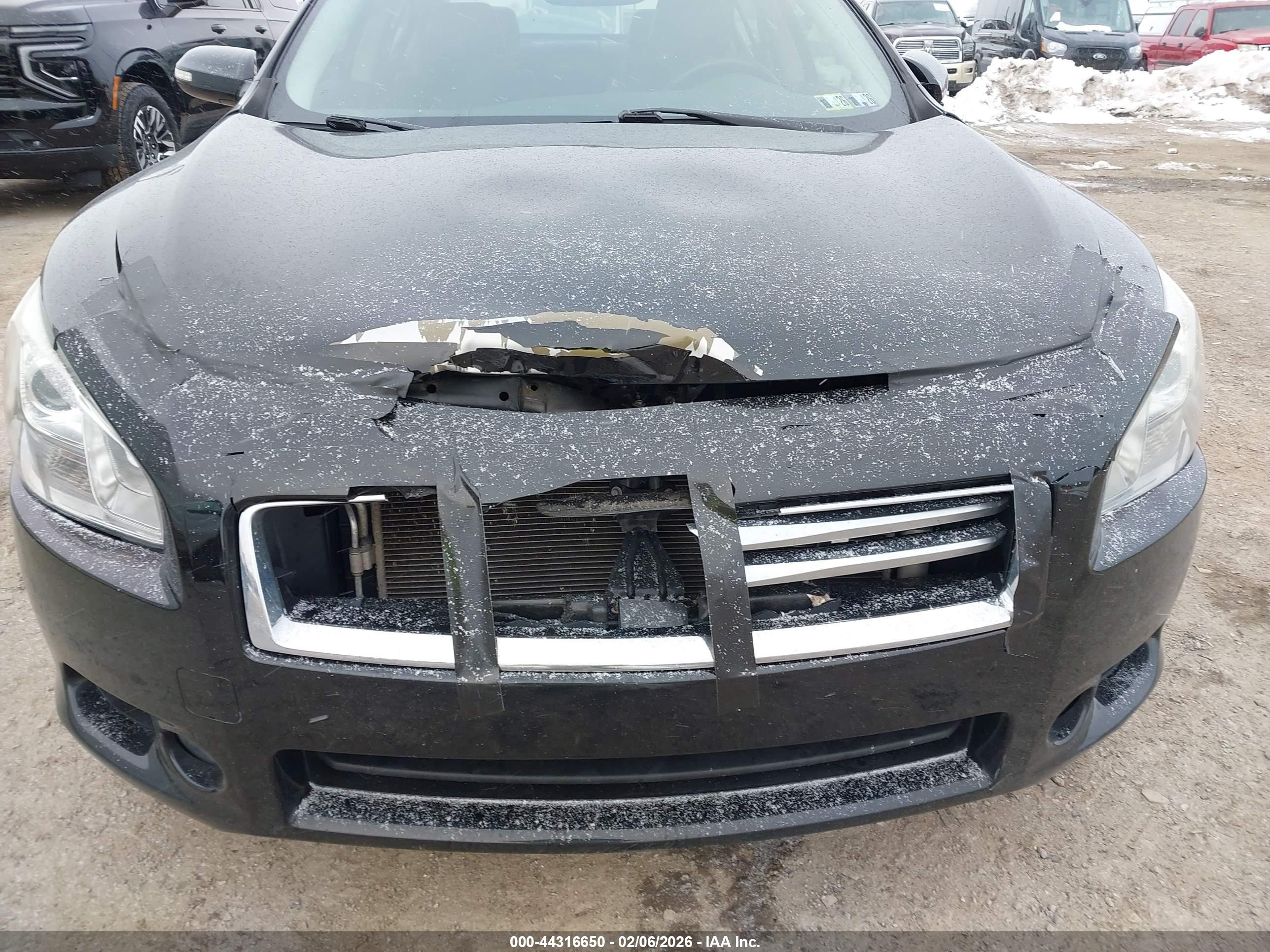 NISSAN MAXIMA image 6