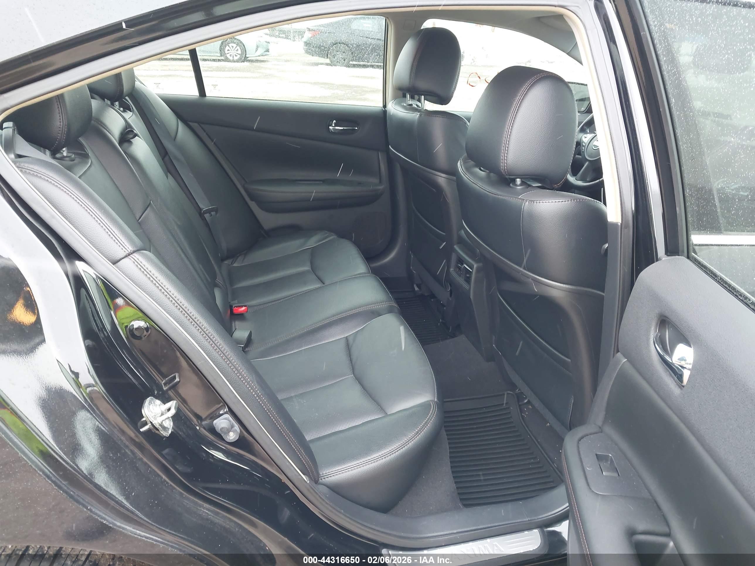 NISSAN MAXIMA image 8