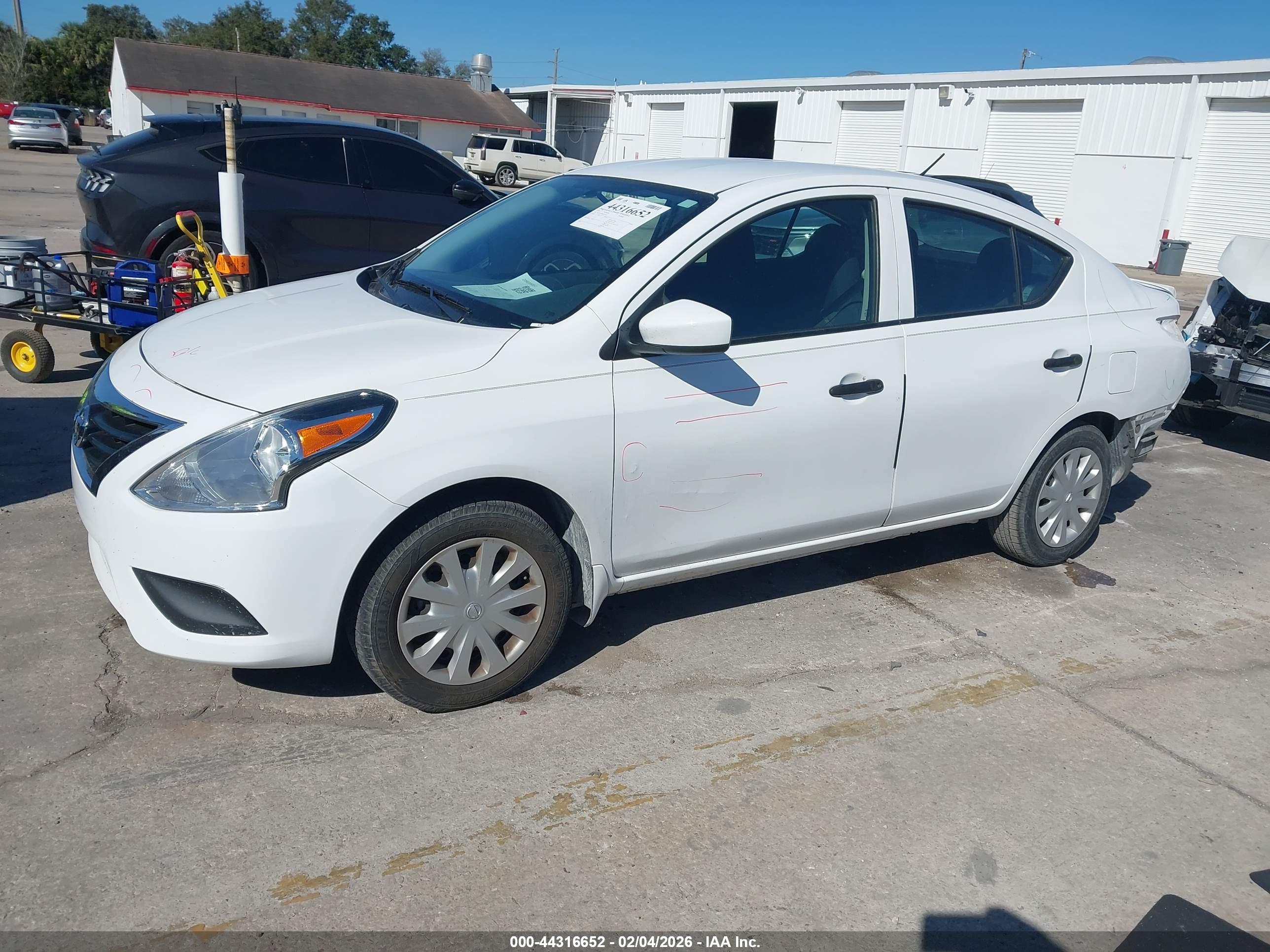 NISSAN VERSA image 2