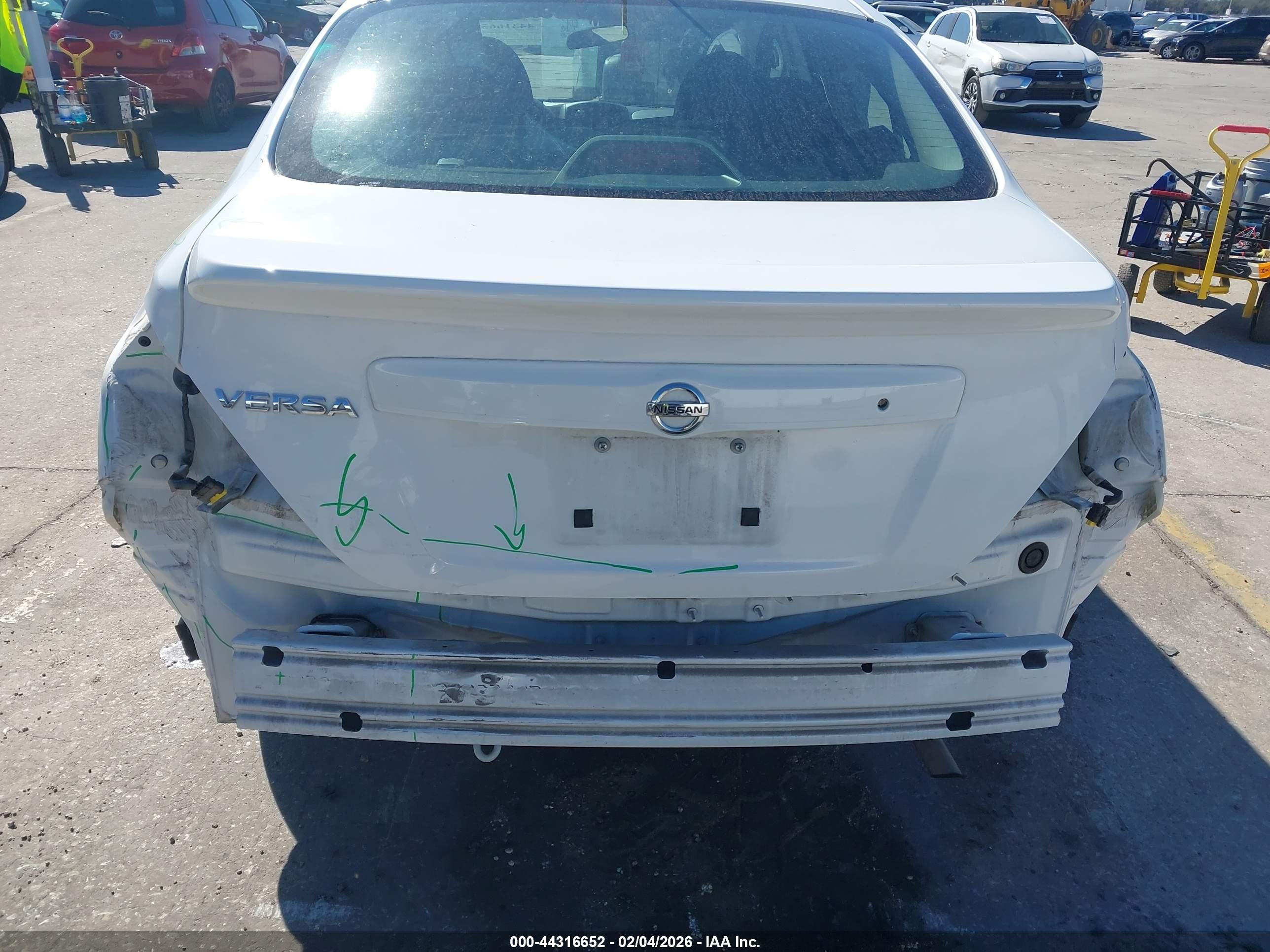 NISSAN VERSA image 6
