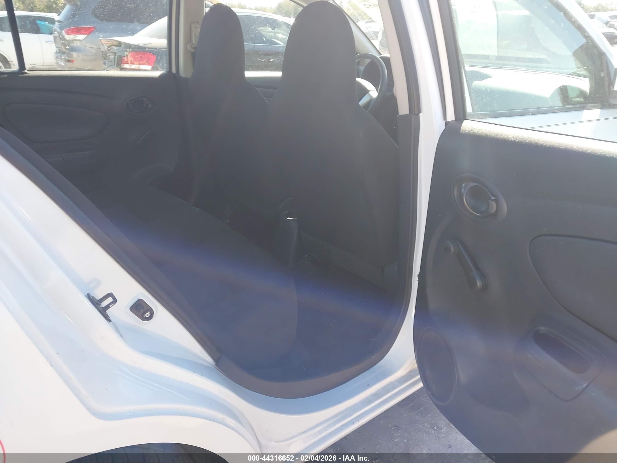 NISSAN VERSA image 8
