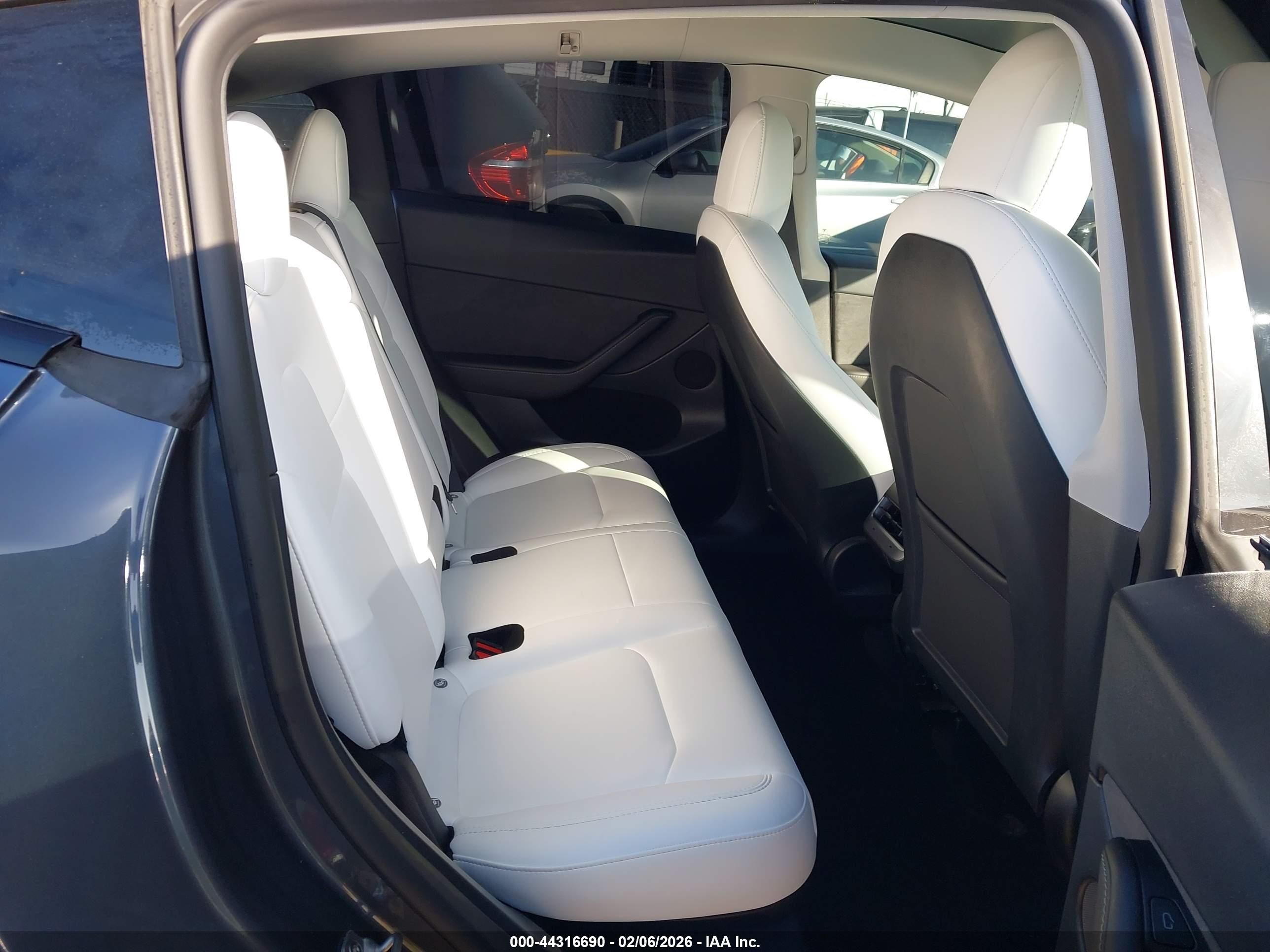 TESLA MODEL image 8