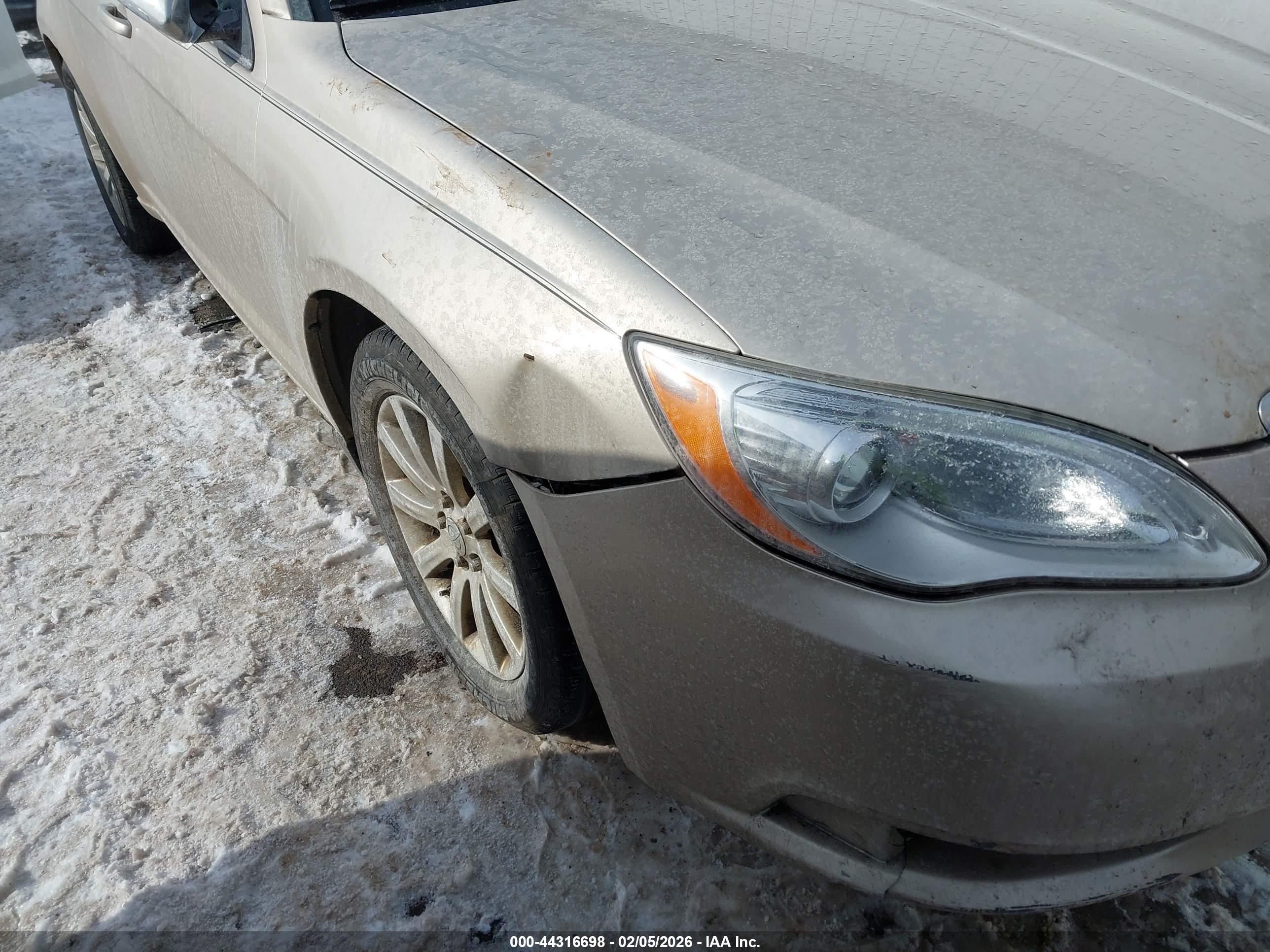 CHRYSLER 200 image 6