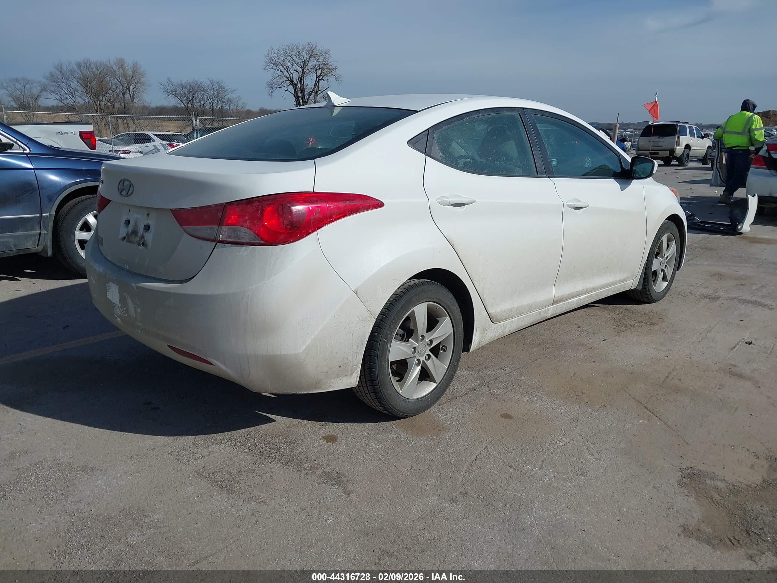 HYUNDAI ELANTRA image 4