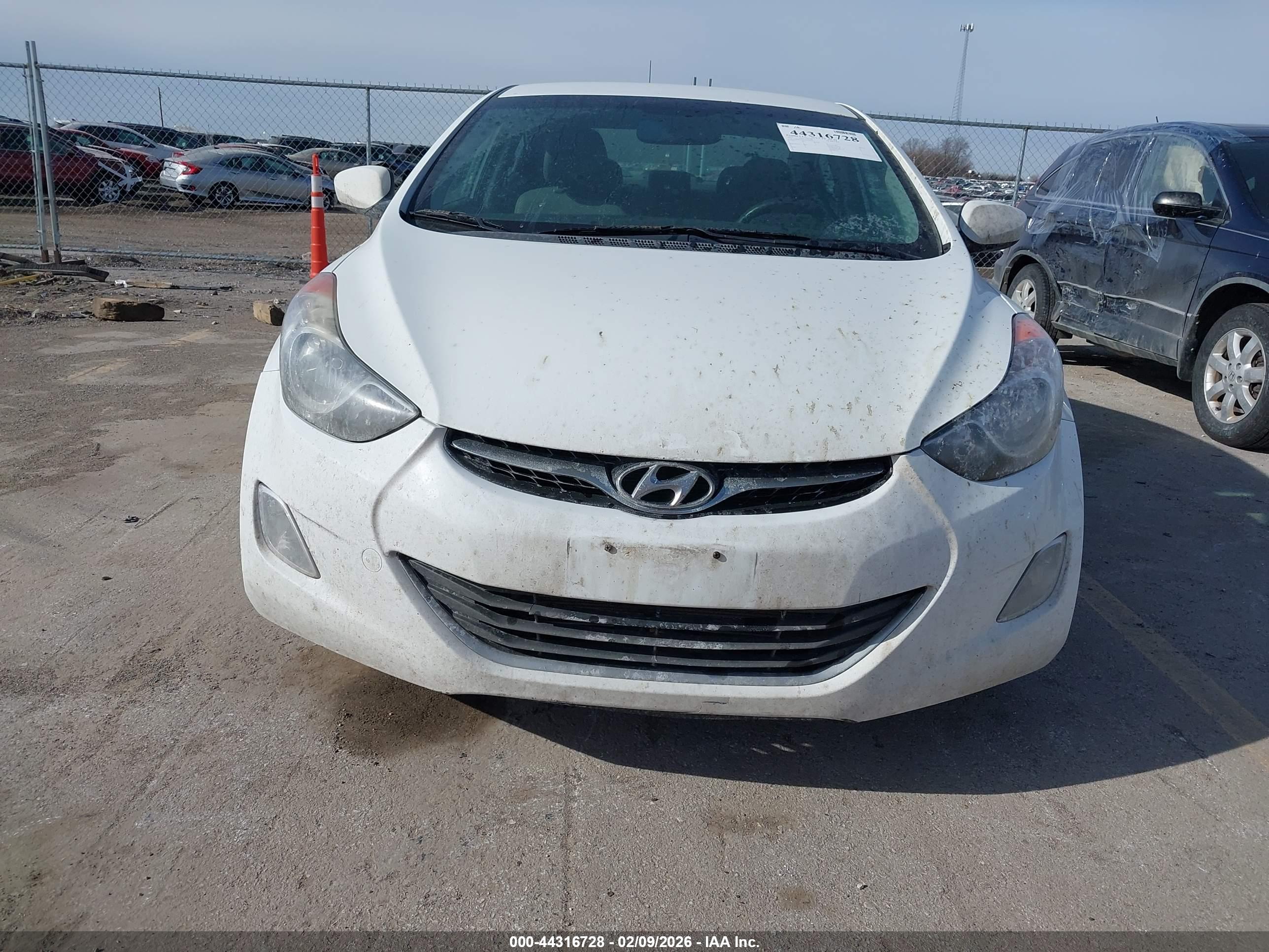 HYUNDAI ELANTRA image 6