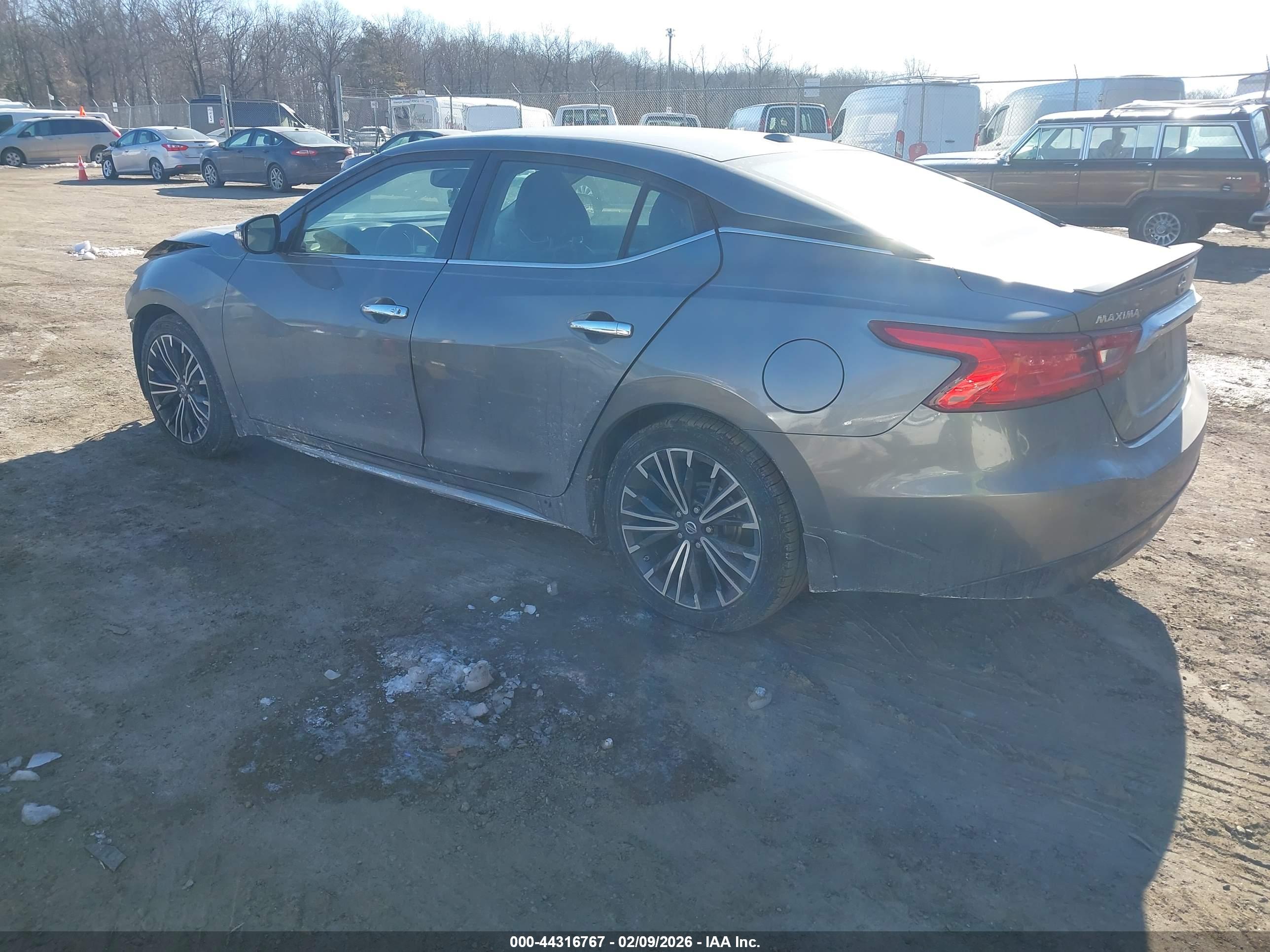 NISSAN MAXIMA image 3