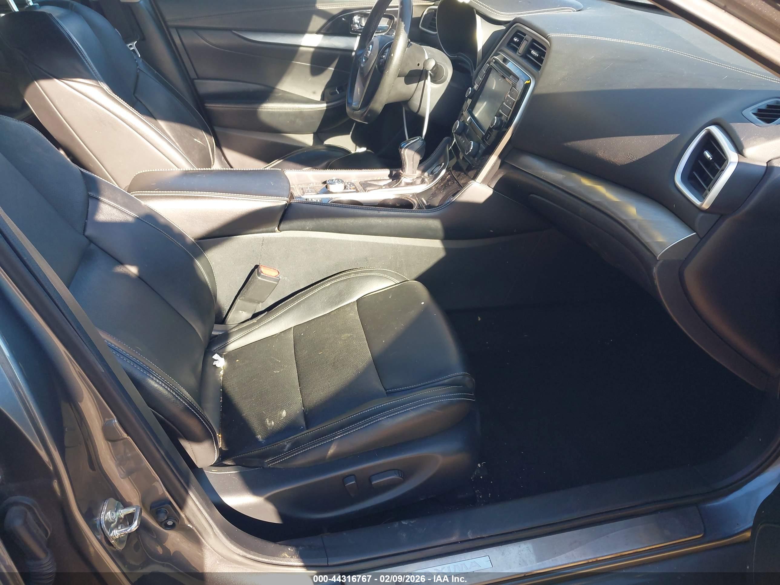 NISSAN MAXIMA image 5