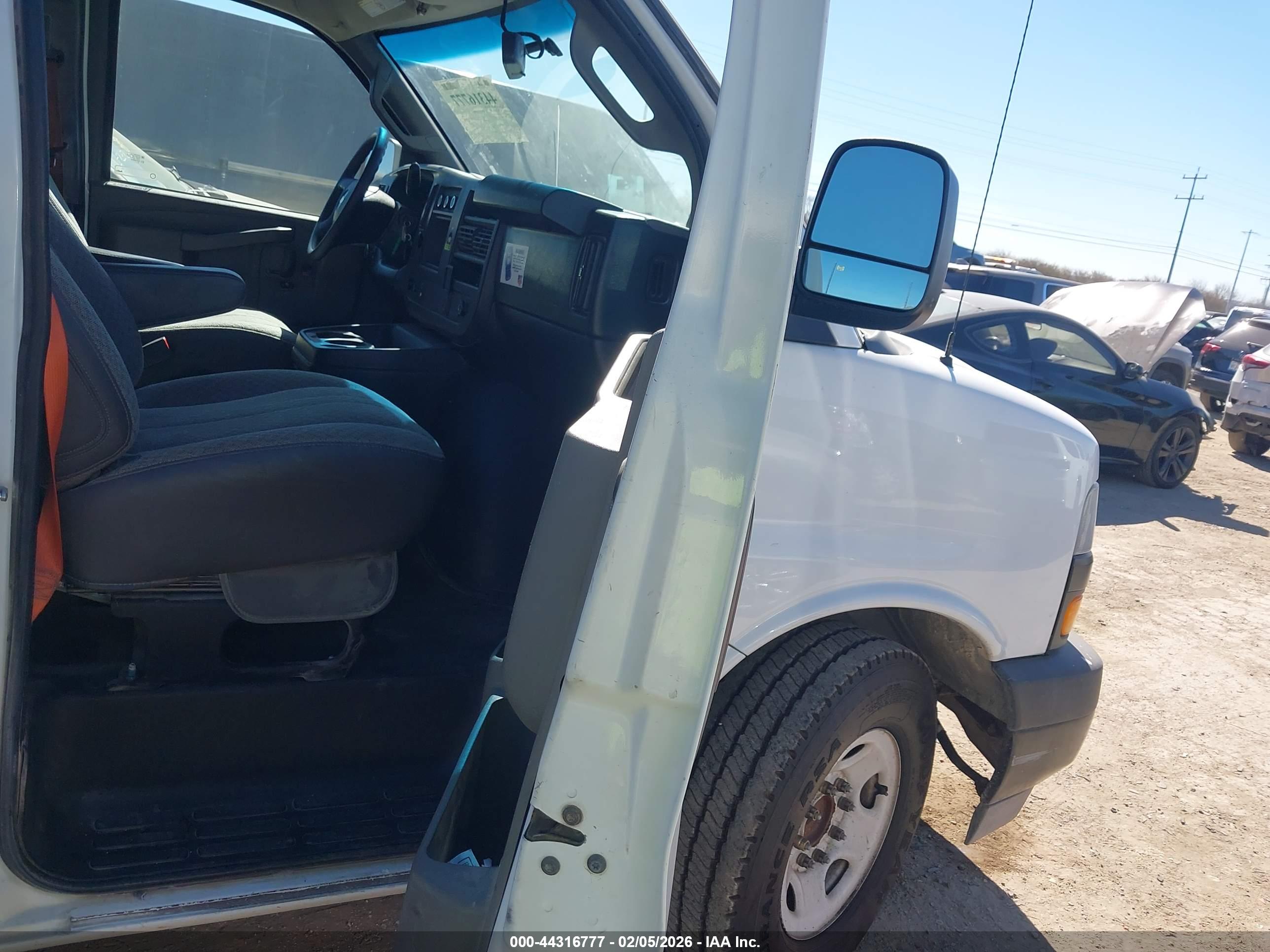CHEVROLET EXPRESS image 5