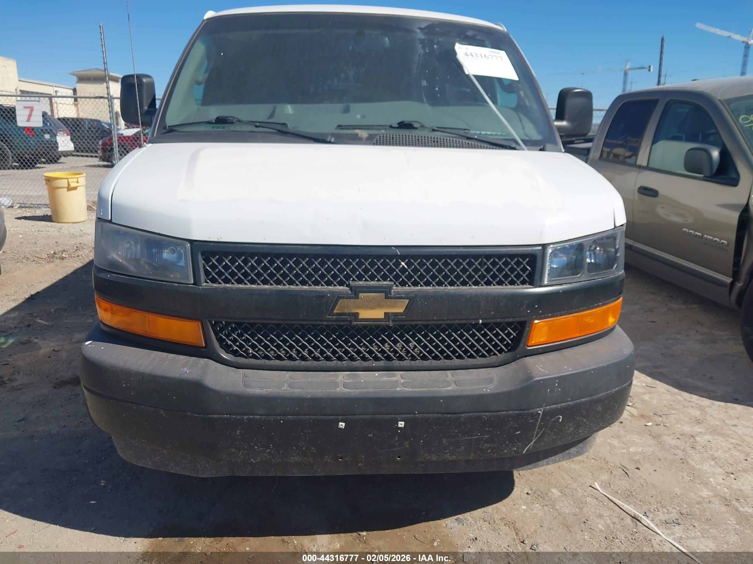 CHEVROLET EXPRESS image 6