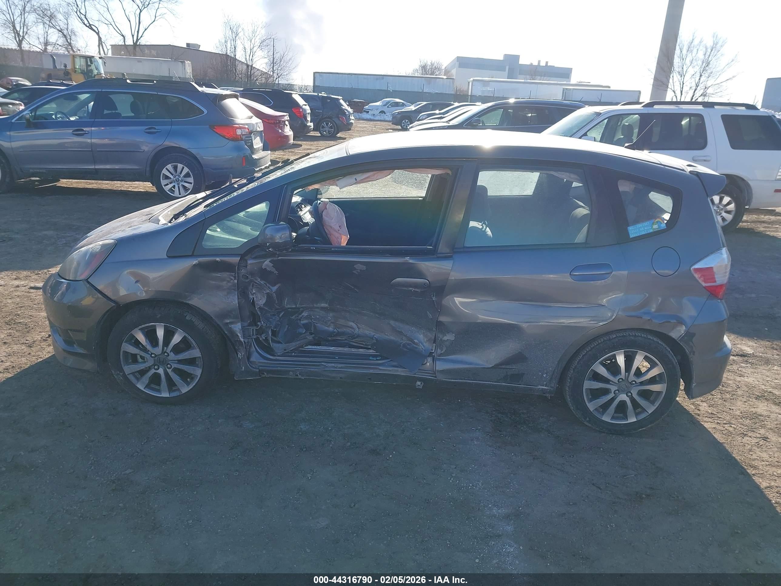 HONDA FIT image 6