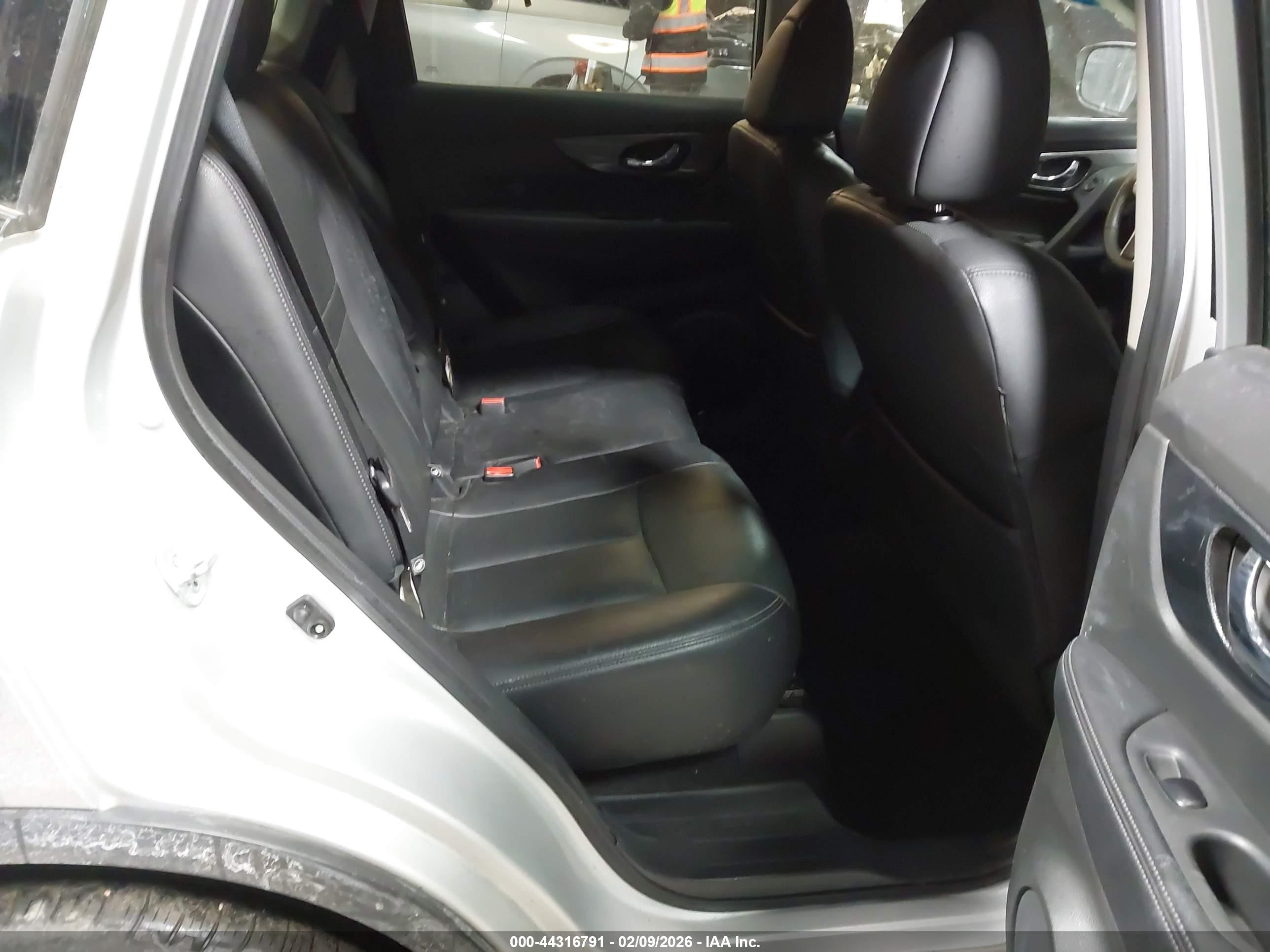 NISSAN ROGUE image 8