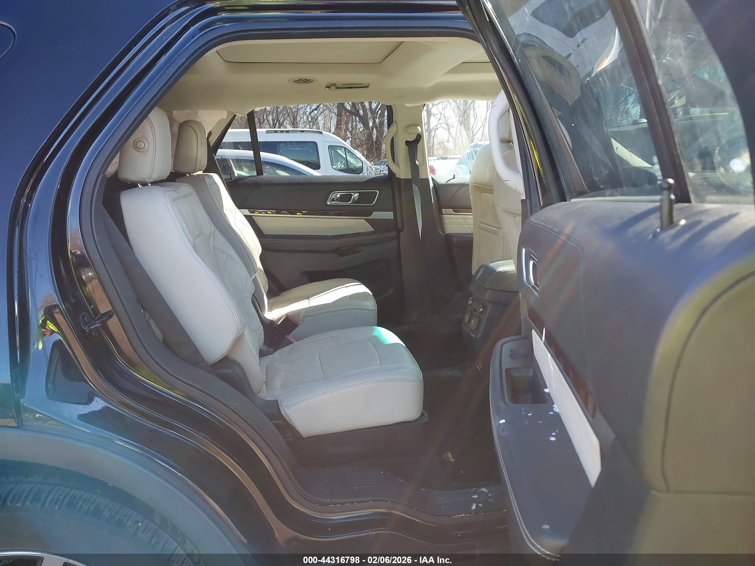 FORD EXPLORER image 8