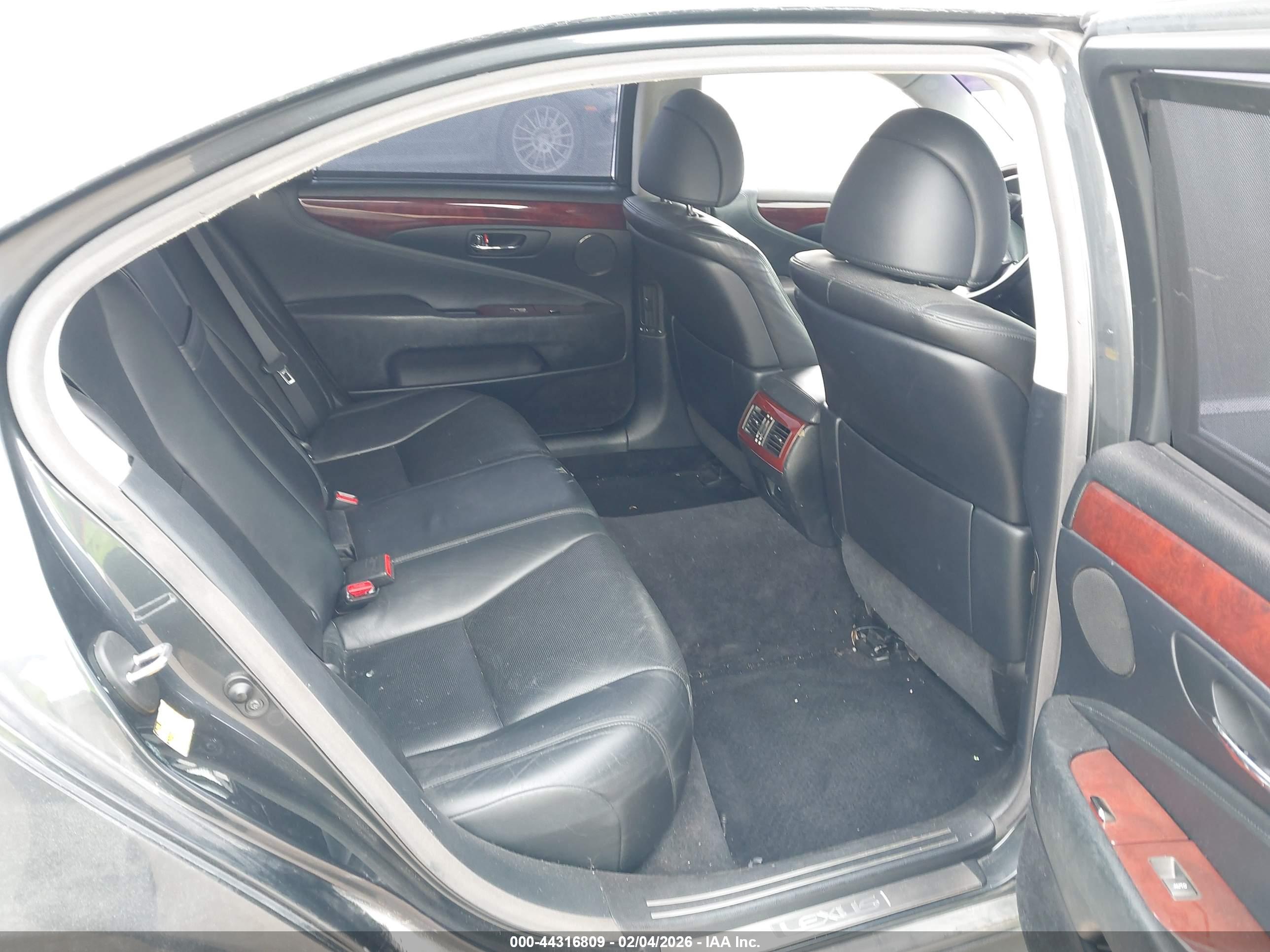 LEXUS LS image 8