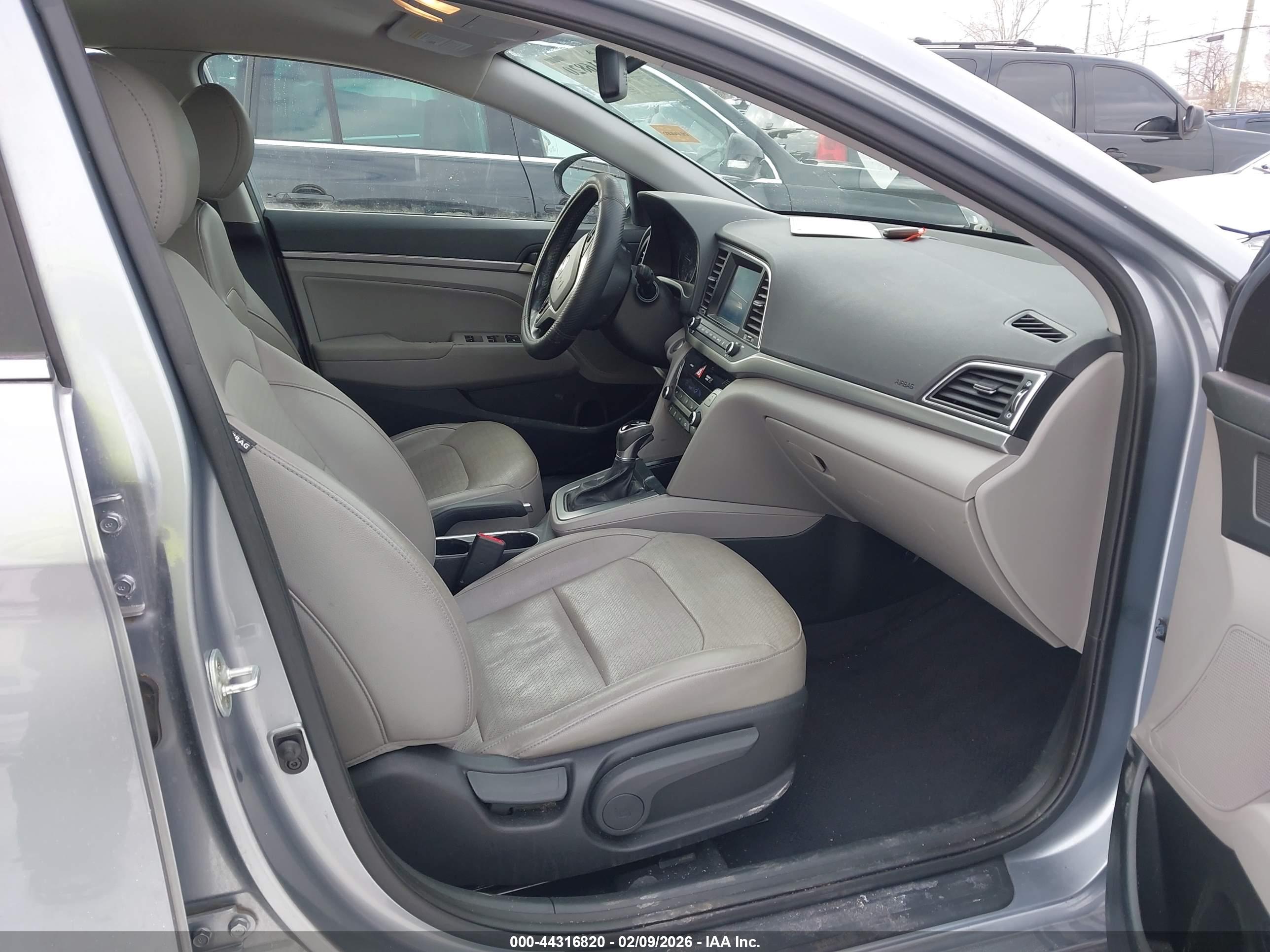 HYUNDAI ELANTRA image 5