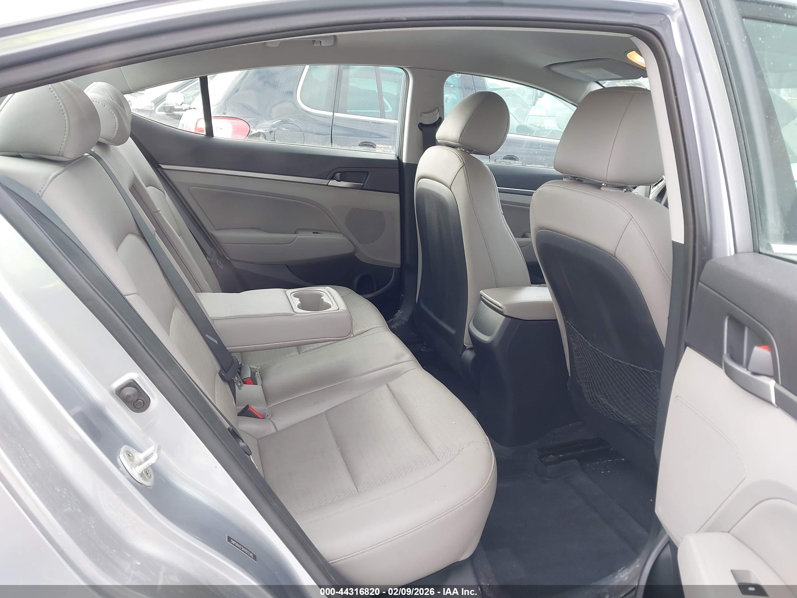 HYUNDAI ELANTRA image 8