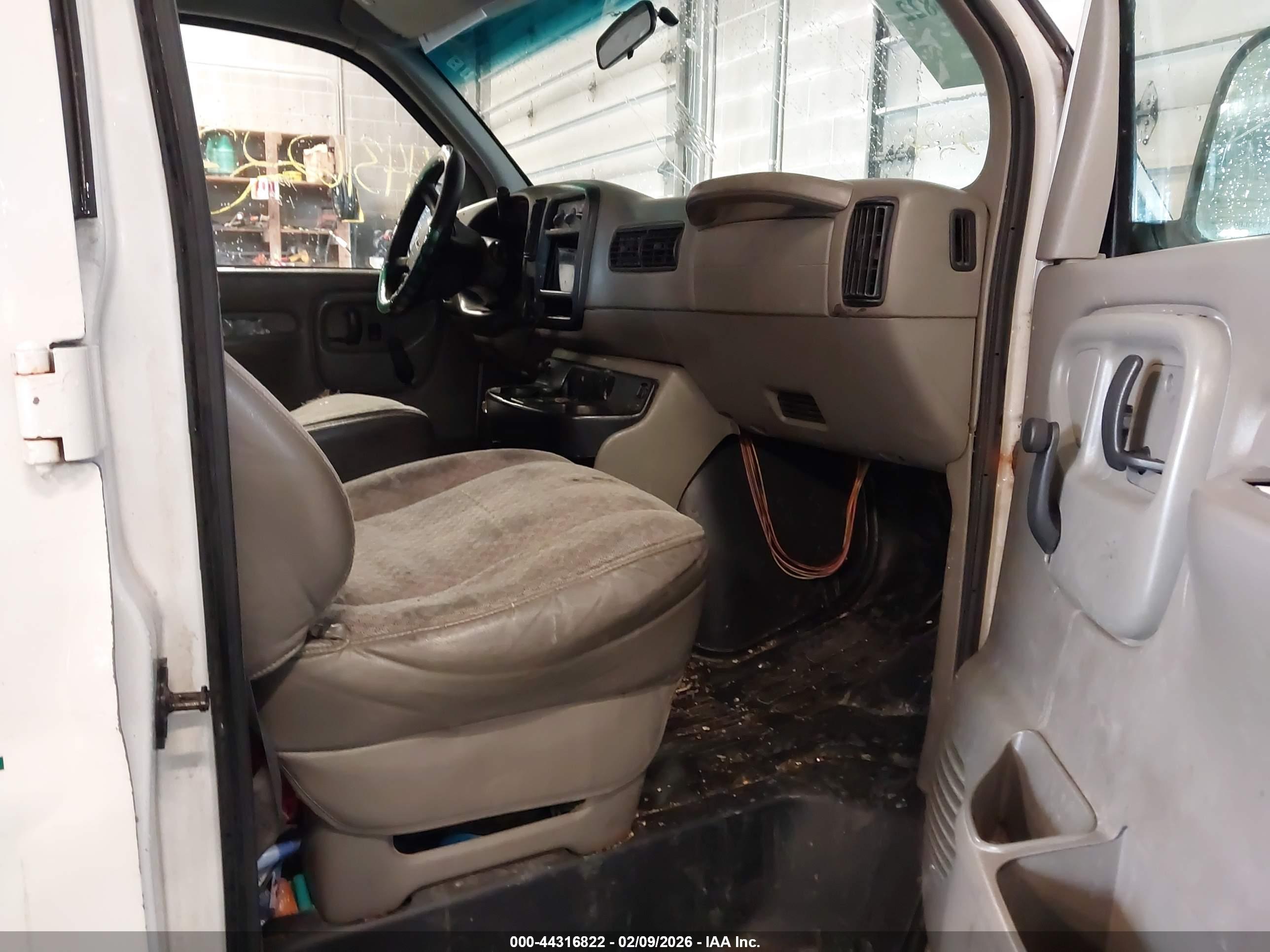 GMC SAVANA image 5