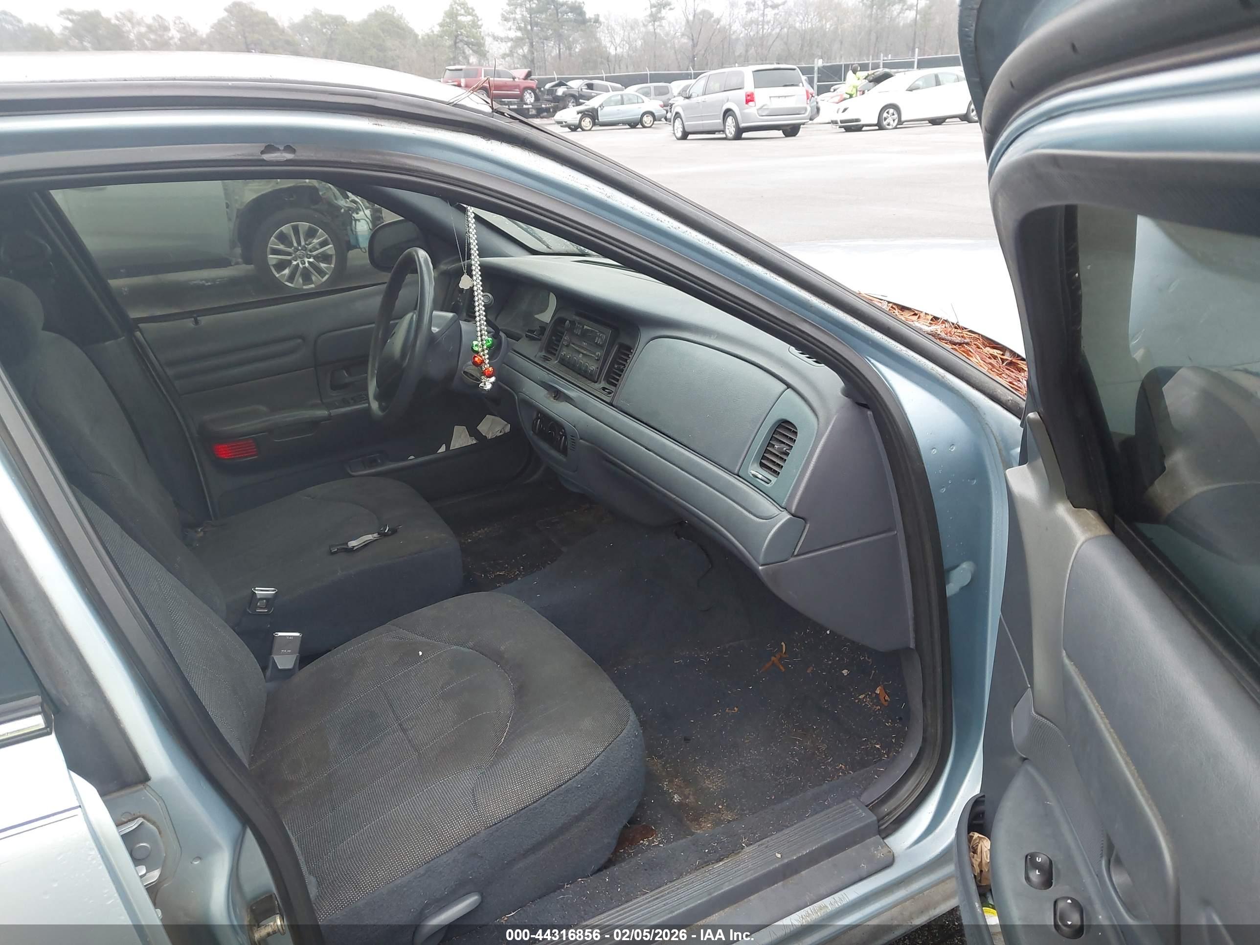 FORD CROWN image 5